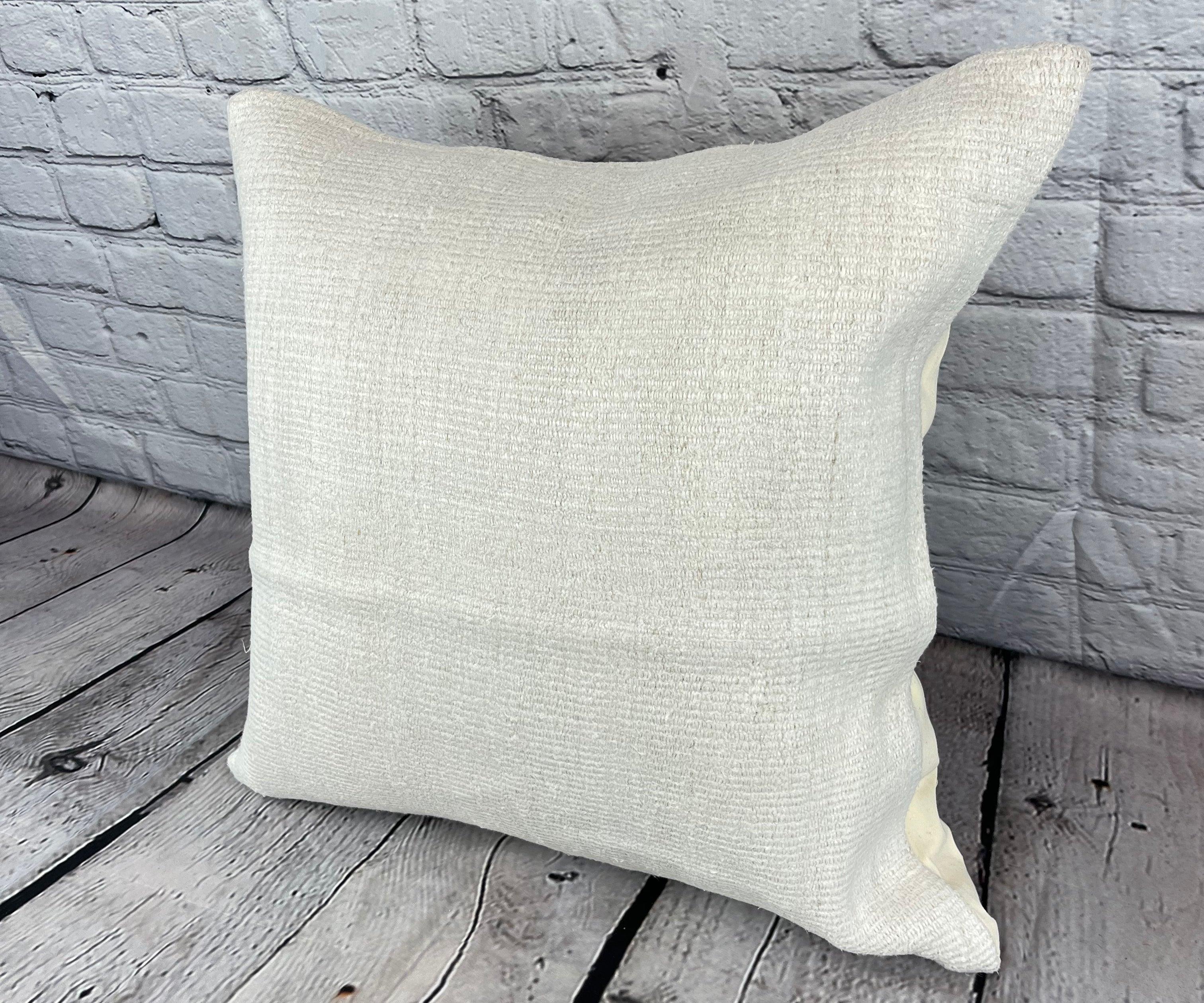 20 x 20 Hemp Pillow Turkish Cushion Natural Grayish White Pillow Cushion Cover #6573 Élevez votre décoration intérieure avec notre Hemp Pillow Turkish Cushion. Cette exquise housse de coussin, méticuleusement tissée à la main, ajoute une touche