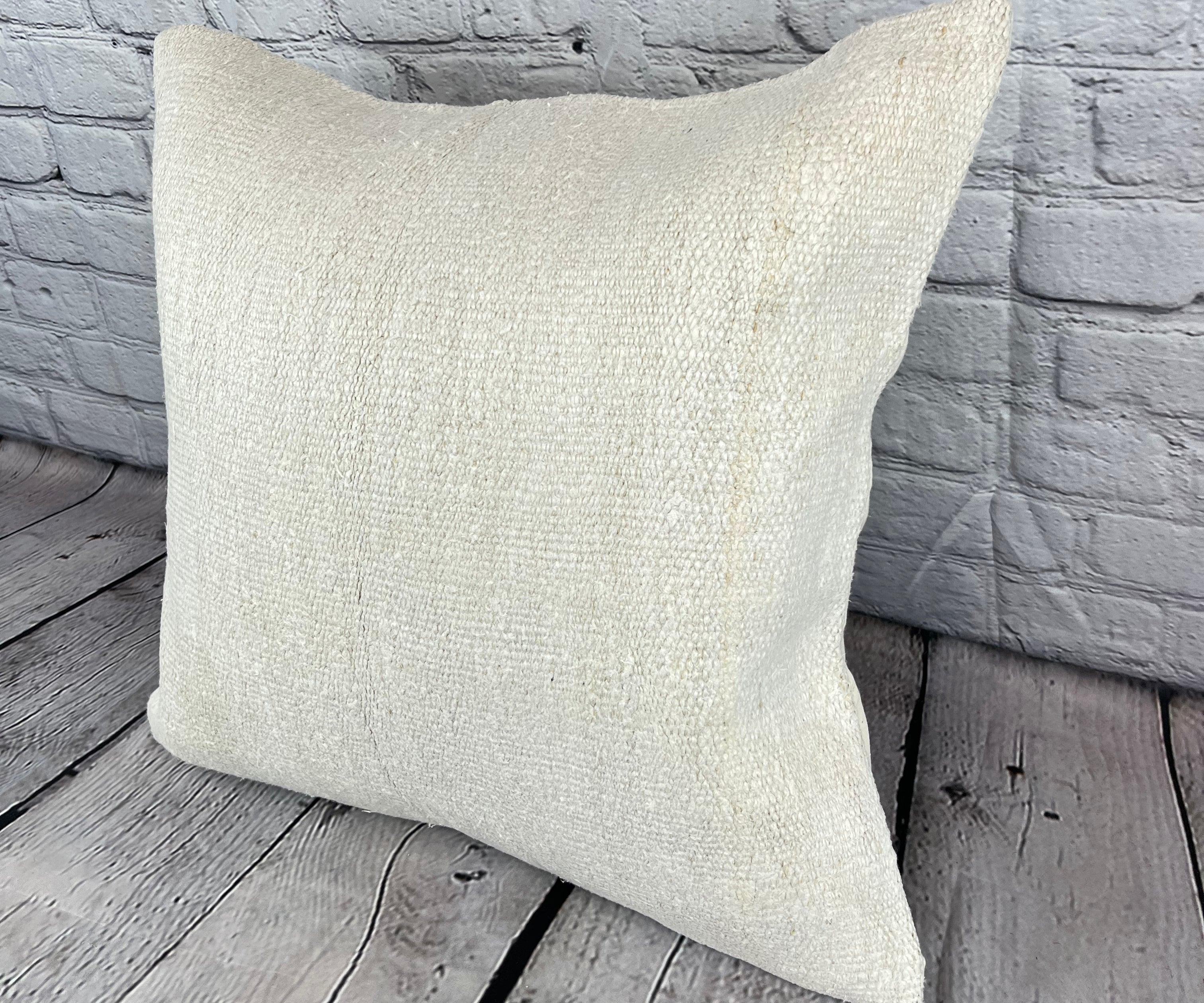 20 x 20 Hemp Pillow Turkish Cushion Natural Grayish White Pillow Cushion Cover #6581 Élevez votre décoration intérieure avec notre Hemp Pillow Turkish Cushion. Cette exquise housse de coussin, méticuleusement tissée à la main, ajoute une touche