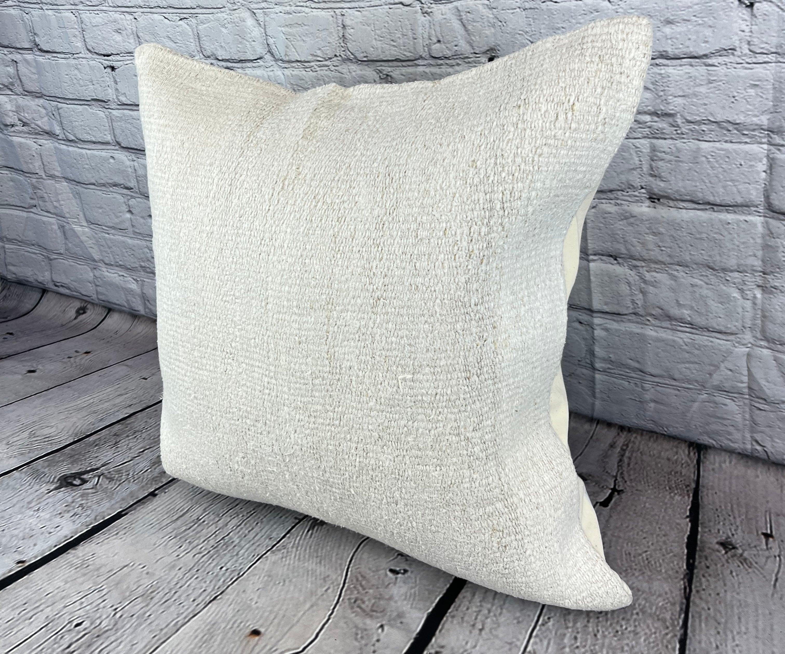 20 x 20 Cojín de Cáñamo Cojín Turco Funda de Cojín Blanco Grisáceo Natural #6582 Eleva la decoración de tu hogar con nuestro Cojín de Cáñamo Cojín Turco. Esta exquisita funda de almohada, meticulosamente tejida a mano, añade un toque de elegancia y