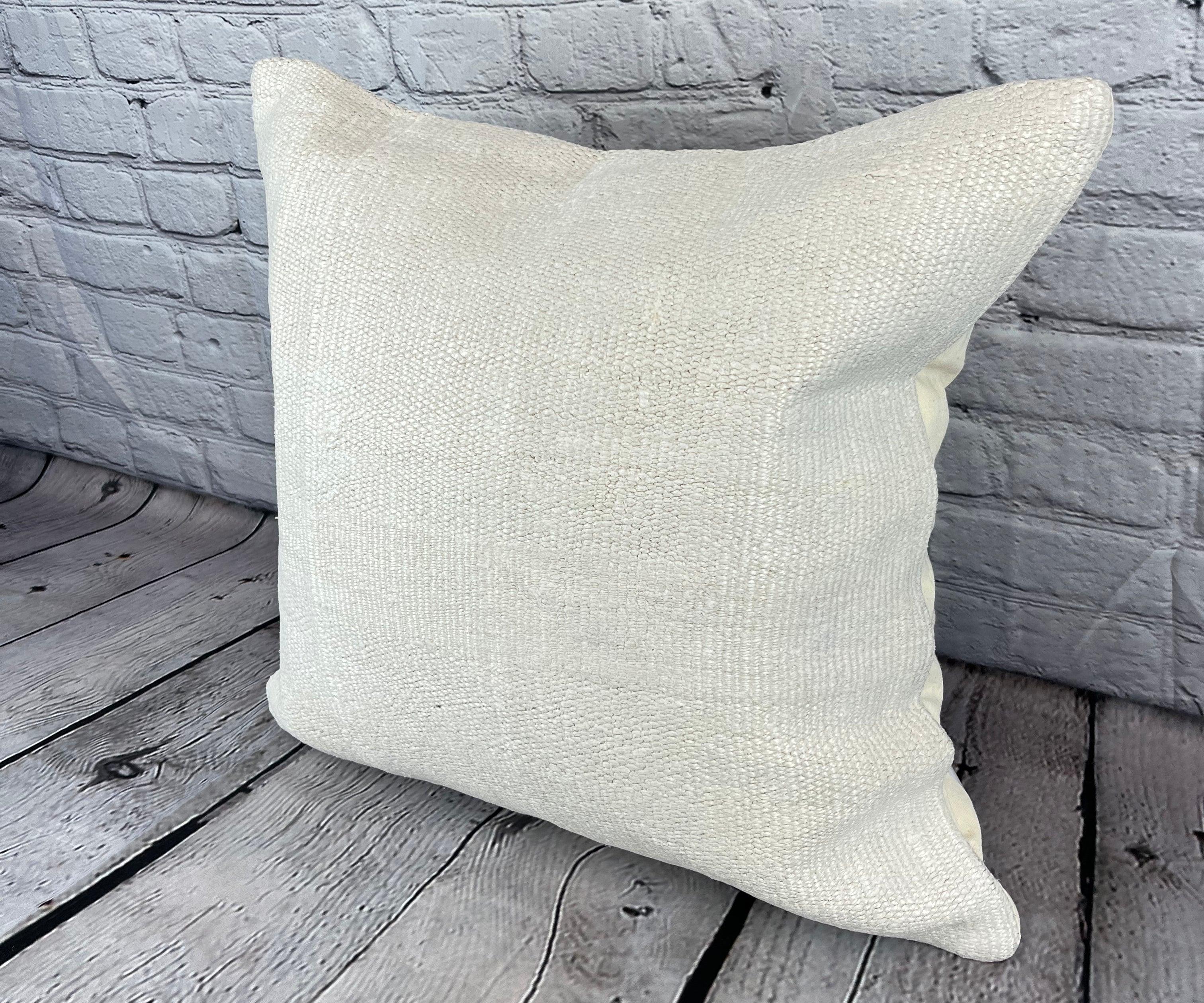20 x 20 Hemp Pillow Turkish Cushion Natural Grayish White Pillow Cushion Cover #6584 Élevez votre décoration intérieure avec notre Hemp Pillow Turkish Cushion. Cette exquise housse de coussin, méticuleusement tissée à la main, ajoute une touche