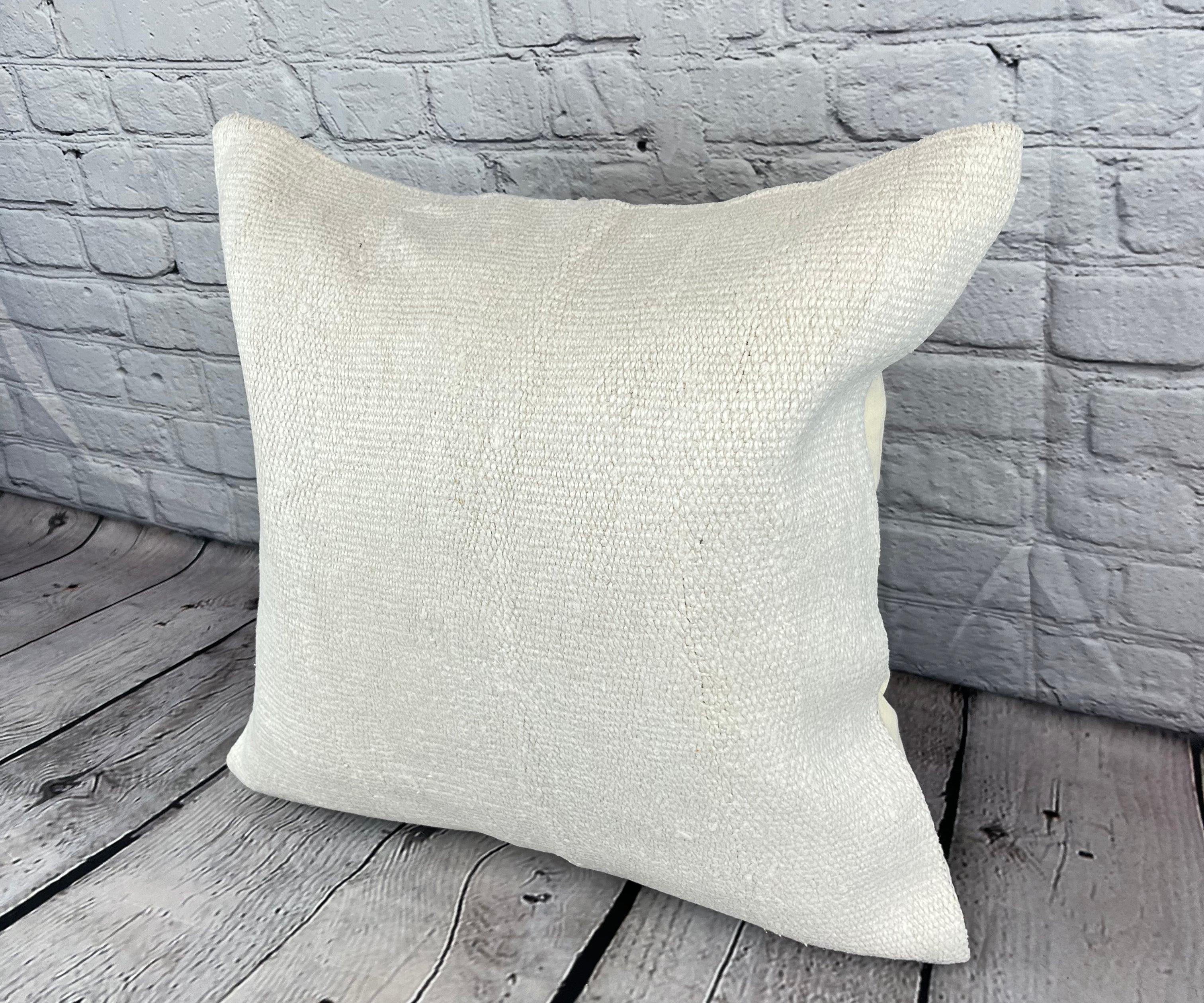 20 x 20 Hemp Pillow Turkish Cushion Natural Grayish White Pillow Cushion Cover #6586 Élevez votre décoration intérieure avec notre Hemp Pillow Turkish Cushion. Cette exquise housse de coussin, méticuleusement tissée à la main, ajoute une touche