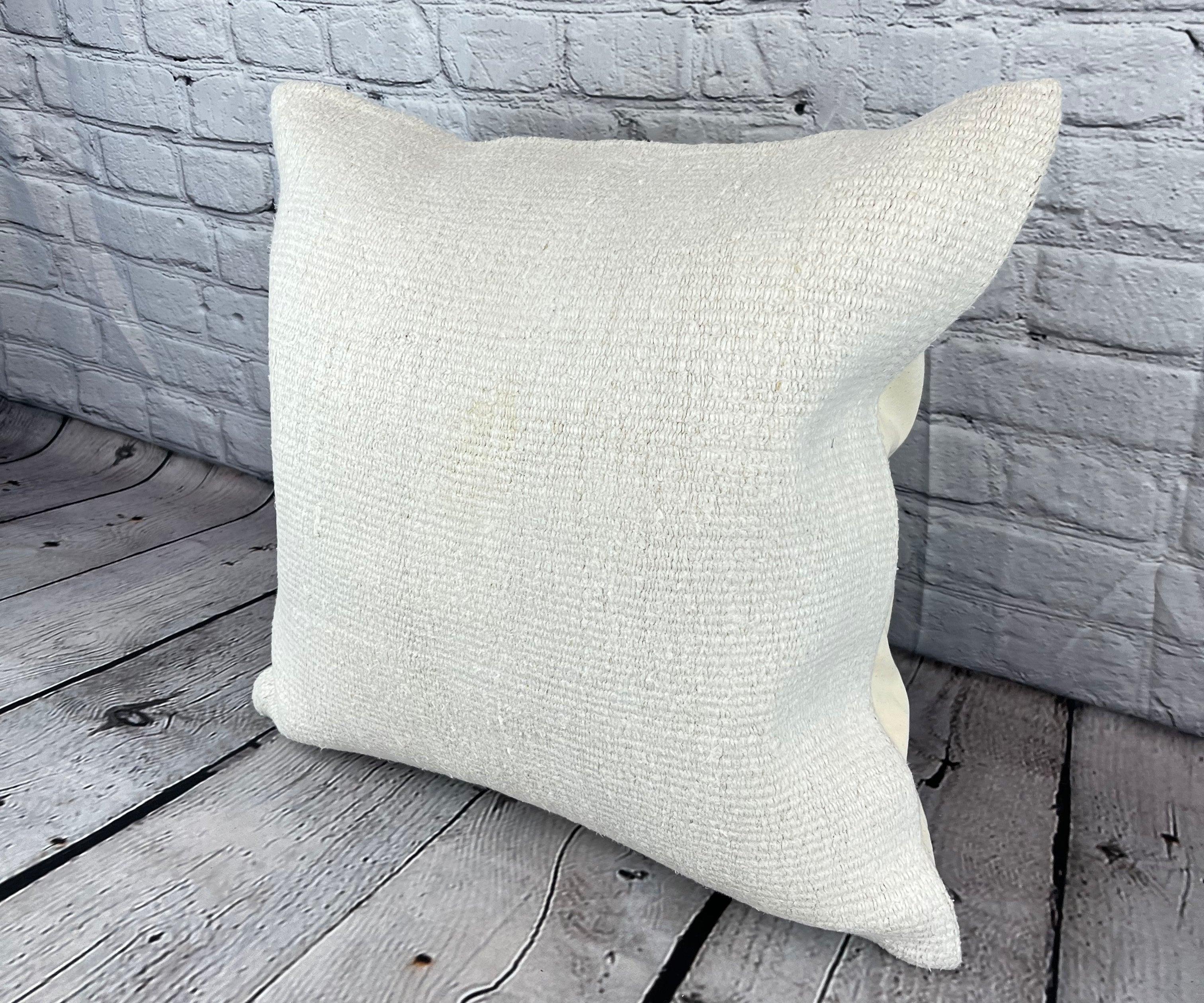 20 x 20 Cuscino in Canapa Cuscino Turco Nature Grigio Bianco Copricuscino #6600 Migliora l'arredamento della tua casa con il nostro Cuscino in Canapa Cuscino Turco. Questo squisito copricuscino, meticolosamente tessuto a mano, aggiunge un tocco di