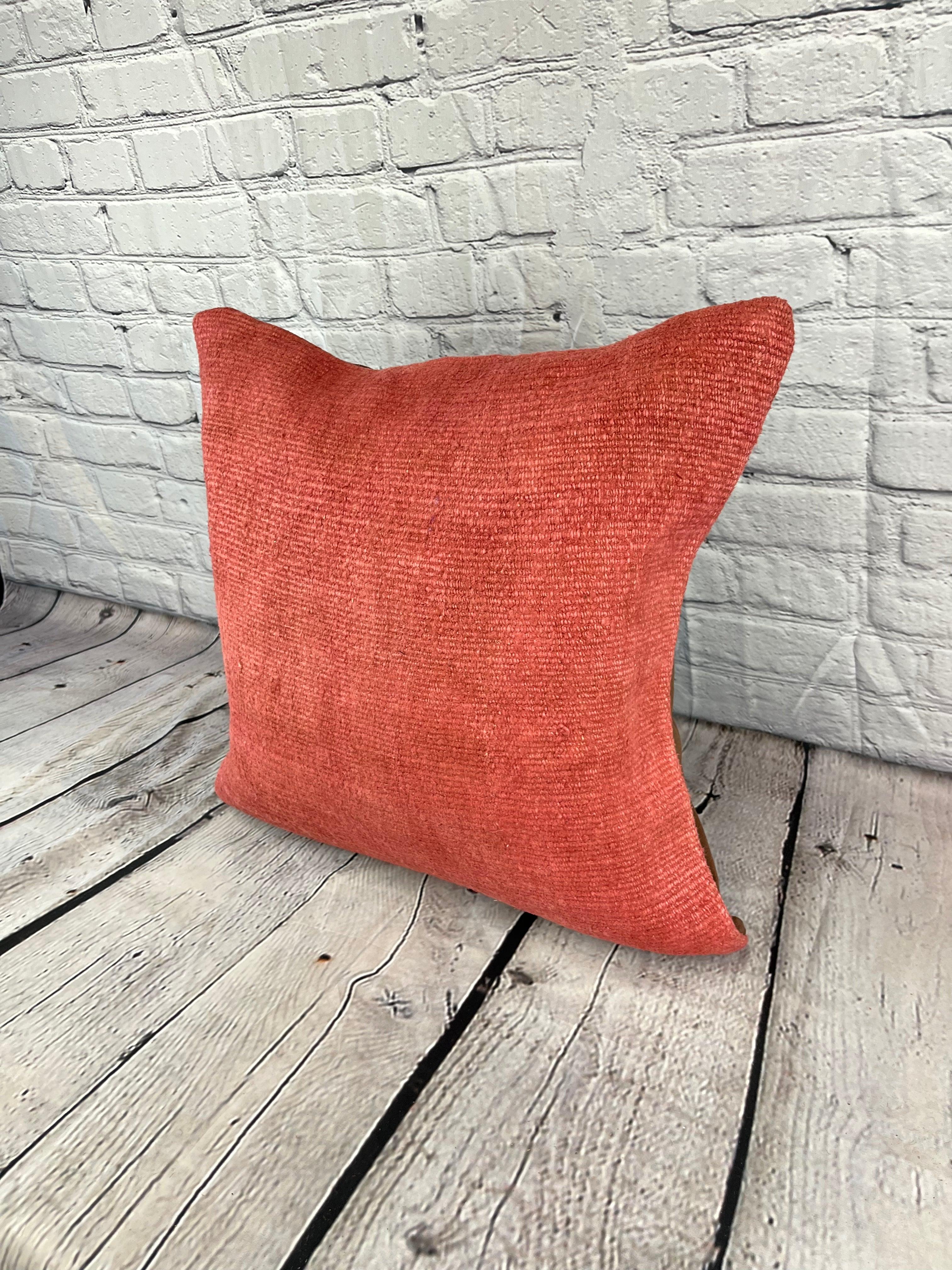 20 x 20 Hanf Kissen Türkisches Kissen Natural Pinkish Red Pillow Kissenbezug #6455 Erhöhen Sie Ihr Zuhause mit unserem Hanf Kissen Türkisches Kissen. Dieser exquisite, sorgfältig handgewebte Kissenbezug verleiht jedem Raum einen Hauch von Eleganz