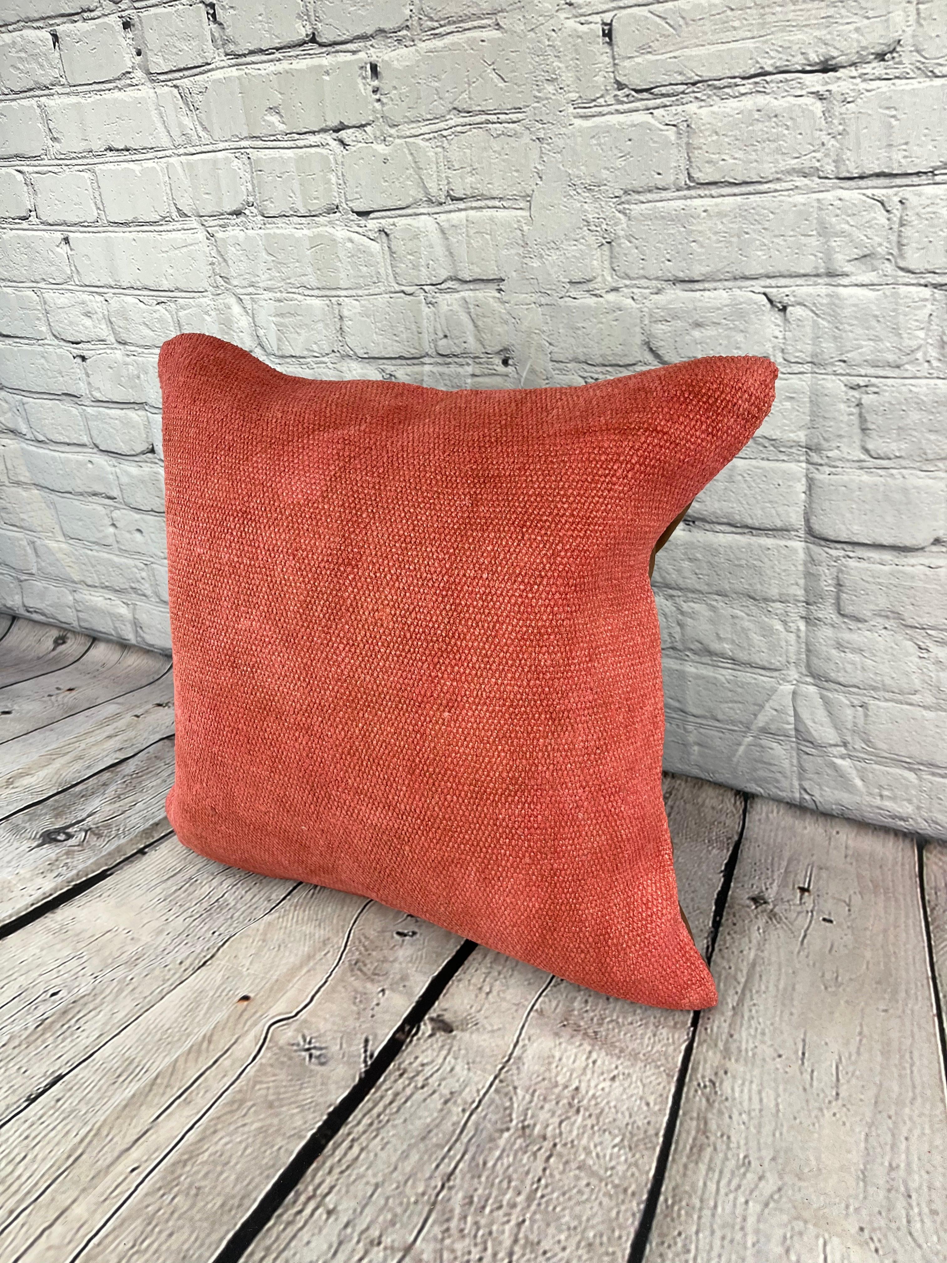 20 x 20 Hemp Pillow Turkish Cushion Natural Pinkish Red Pillow Cushion Cover #6456 Élevez votre décoration intérieure avec notre Hemp Pillow Turkish Cushion. Cette exquise housse de coussin, méticuleusement tissée à la main, ajoute une touche