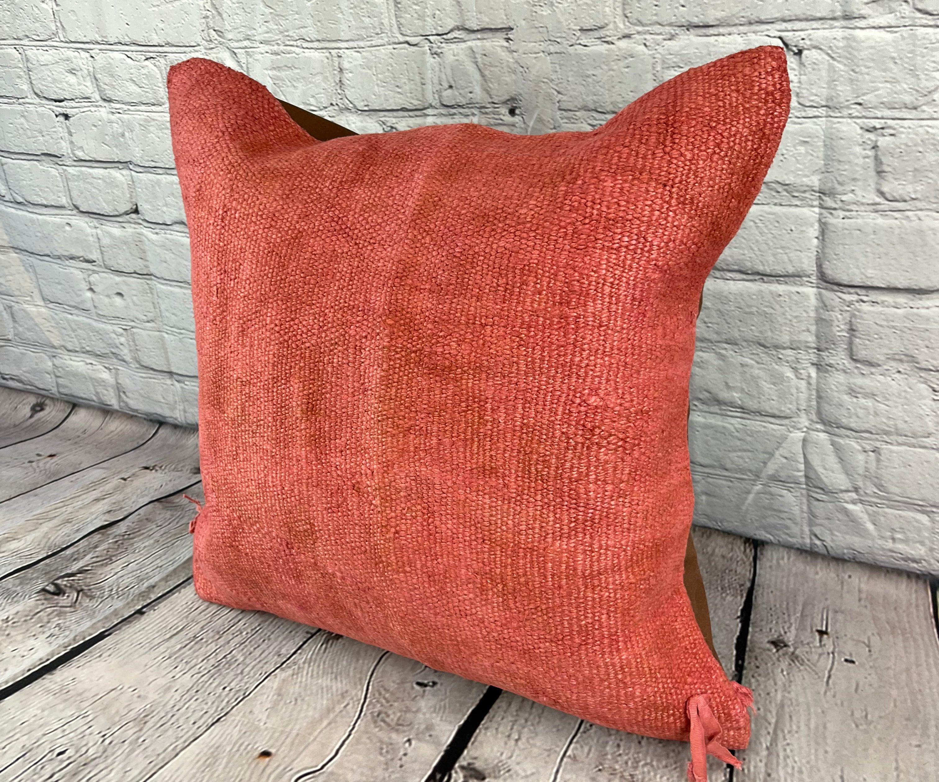 20 x 20 Hanf Kissen Türkisches Kissen Natural Pinkish Red Pillow Kissenbezug #6460 Erhöhen Sie Ihr Zuhause mit unserem Hanf Kissen Türkisches Kissen. Dieser exquisite, sorgfältig handgewebte Kissenbezug verleiht jedem Raum einen Hauch von Eleganz