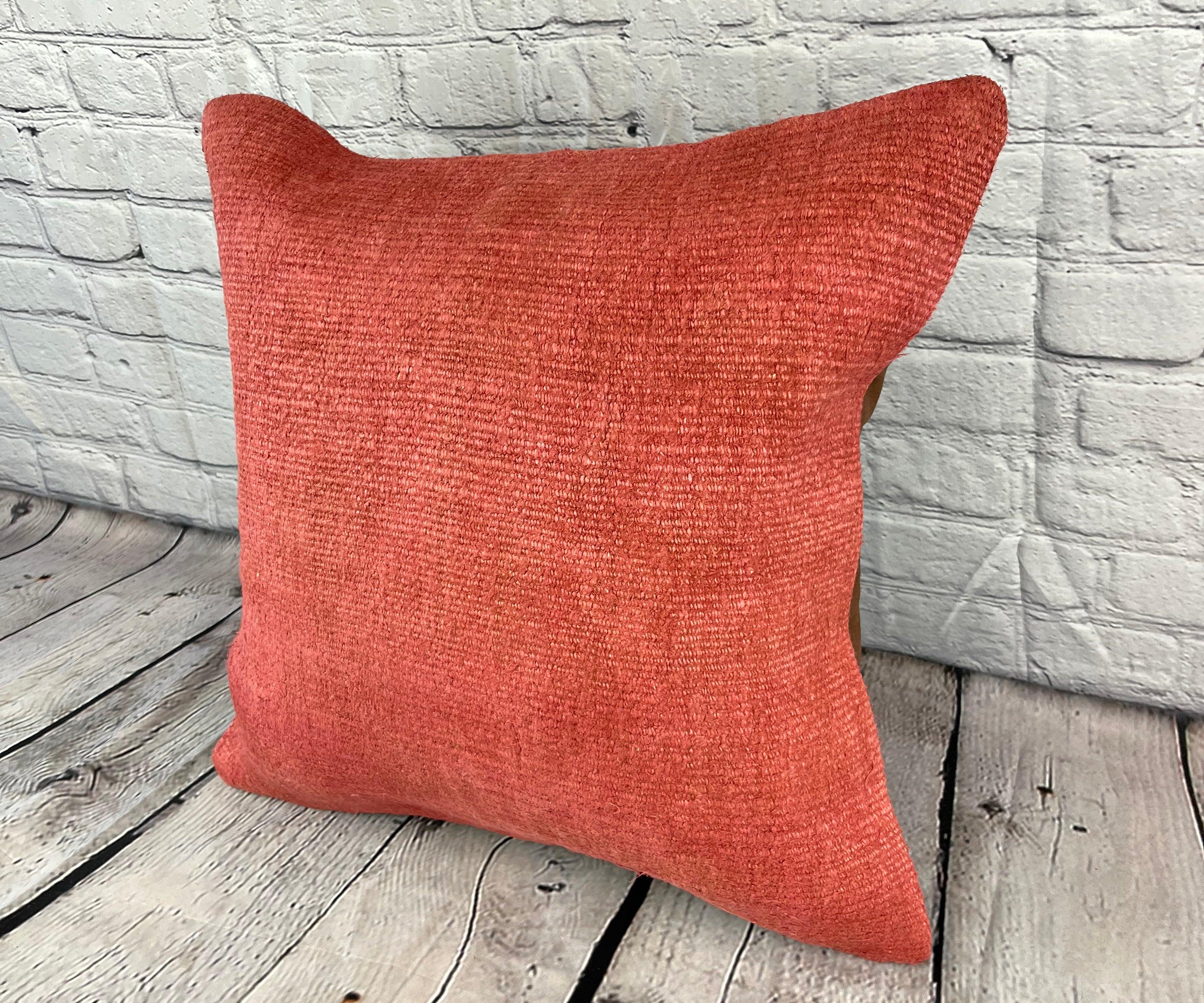 20 x 20 Hanf Kissen Türkisches Kissen Natural Pinkish Red Pillow Kissenbezug #6464 Erhöhen Sie Ihr Zuhause mit unserem Hanf Kissen Türkisches Kissen. Dieser exquisite, sorgfältig handgewebte Kissenbezug verleiht jedem Raum einen Hauch von Eleganz