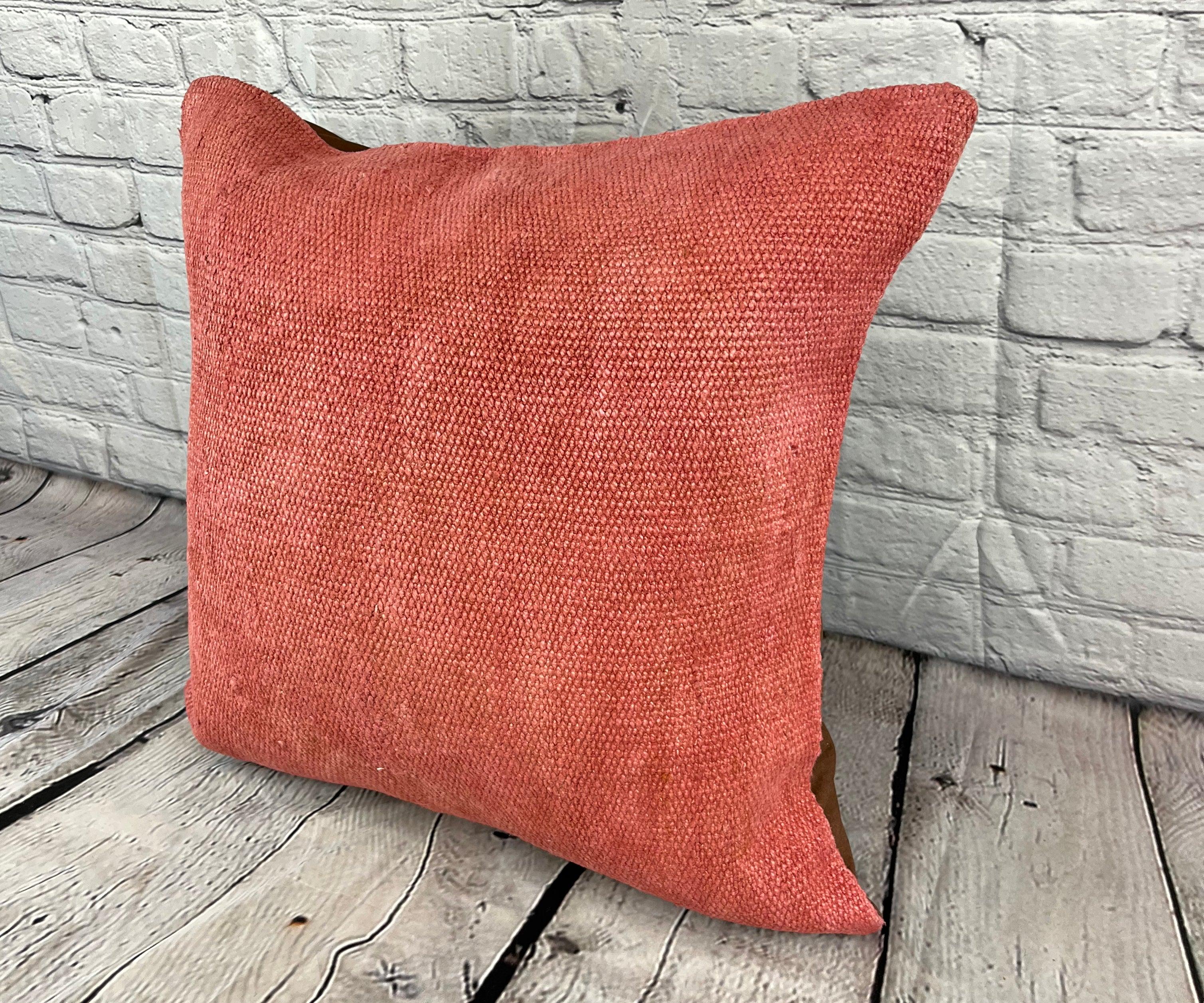 20 x 20 Hemp Pillow Turkish Cushion Natural Pinkish Red Pillow Cushion Cover #6465 Élevez votre décoration intérieure avec notre Hemp Pillow Turkish Cushion. Cette exquise housse de coussin, méticuleusement tissée à la main, ajoute une touche