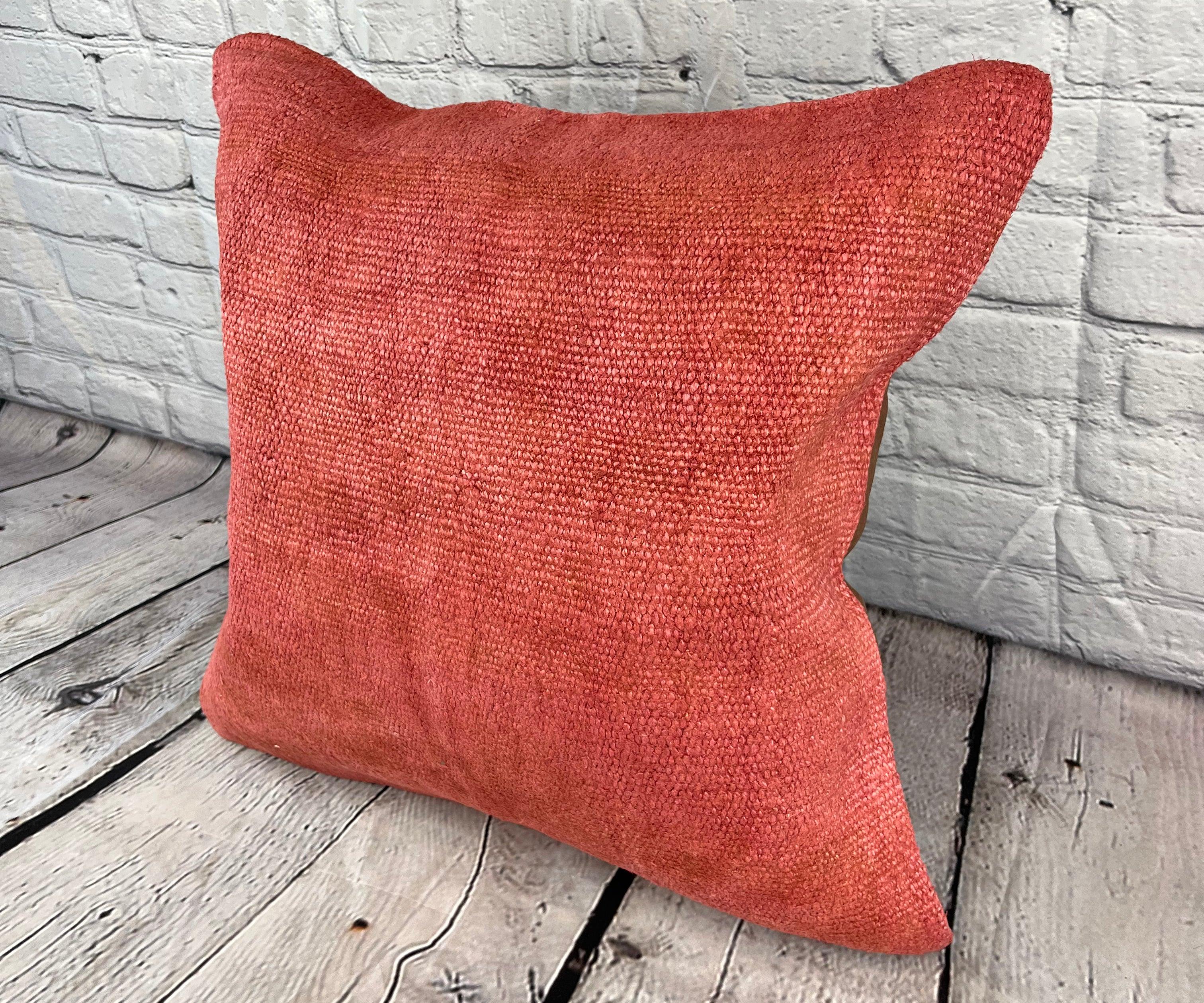 20 x 20 Hanf Kissen Türkisches Kissen Natural Pinkish Red Pillow Cushion Cover #6472 Erhöhen Sie Ihr Zuhause mit unserem Hanf Kissen Türkisches Kissen. Dieser exquisite, sorgfältig handgewebte Kissenbezug verleiht jedem Raum einen Hauch von Eleganz