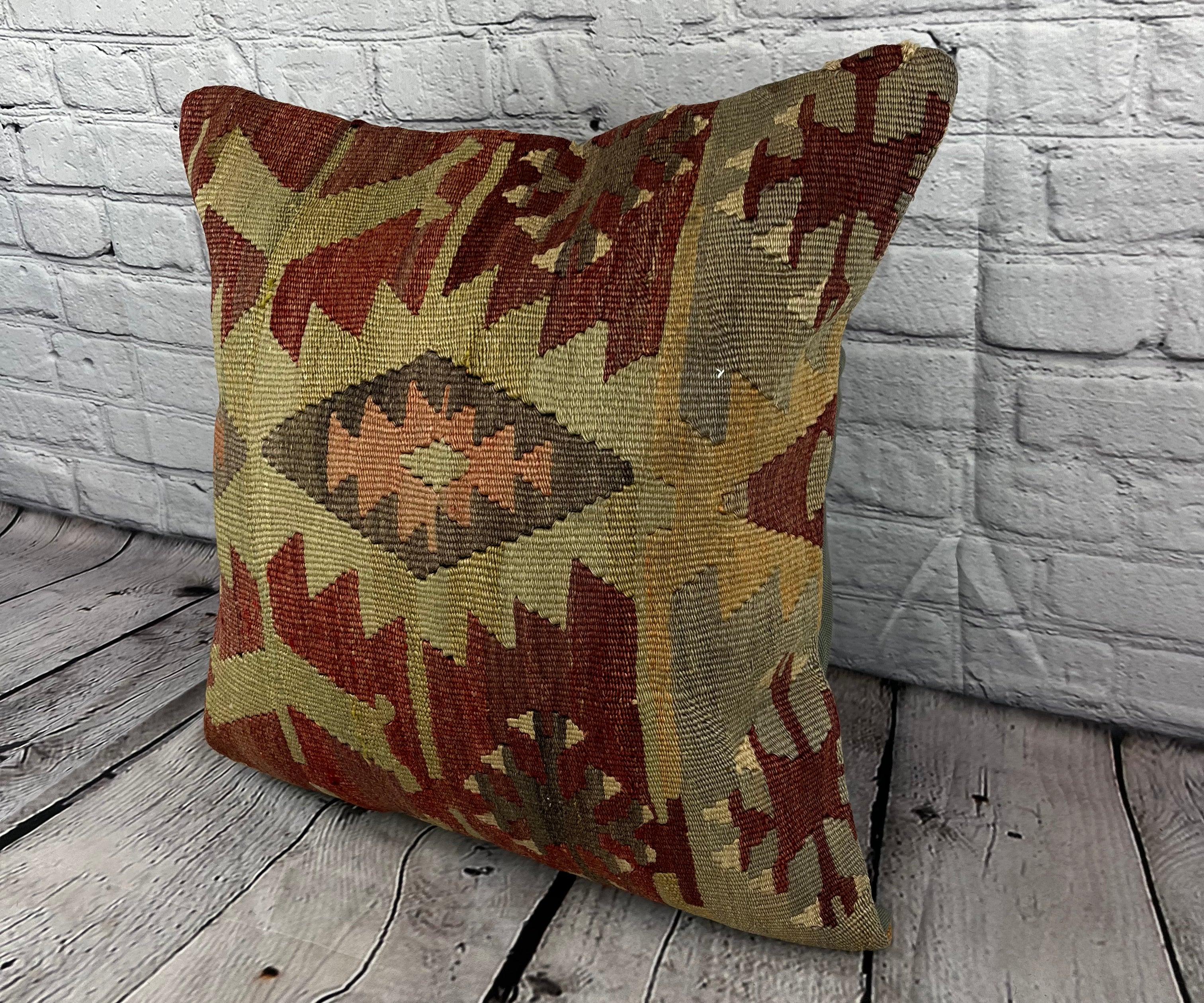 20 x 20 Cuscino Kilim Cuscino Turco Nature Brown Copricuscino #6754 Migliora l'arredamento della tua casa con il nostro Cuscino Kilim Turco. Questo squisito copricuscino, meticolosamente tessuto a mano, dona un tocco di eleganza e di eredità