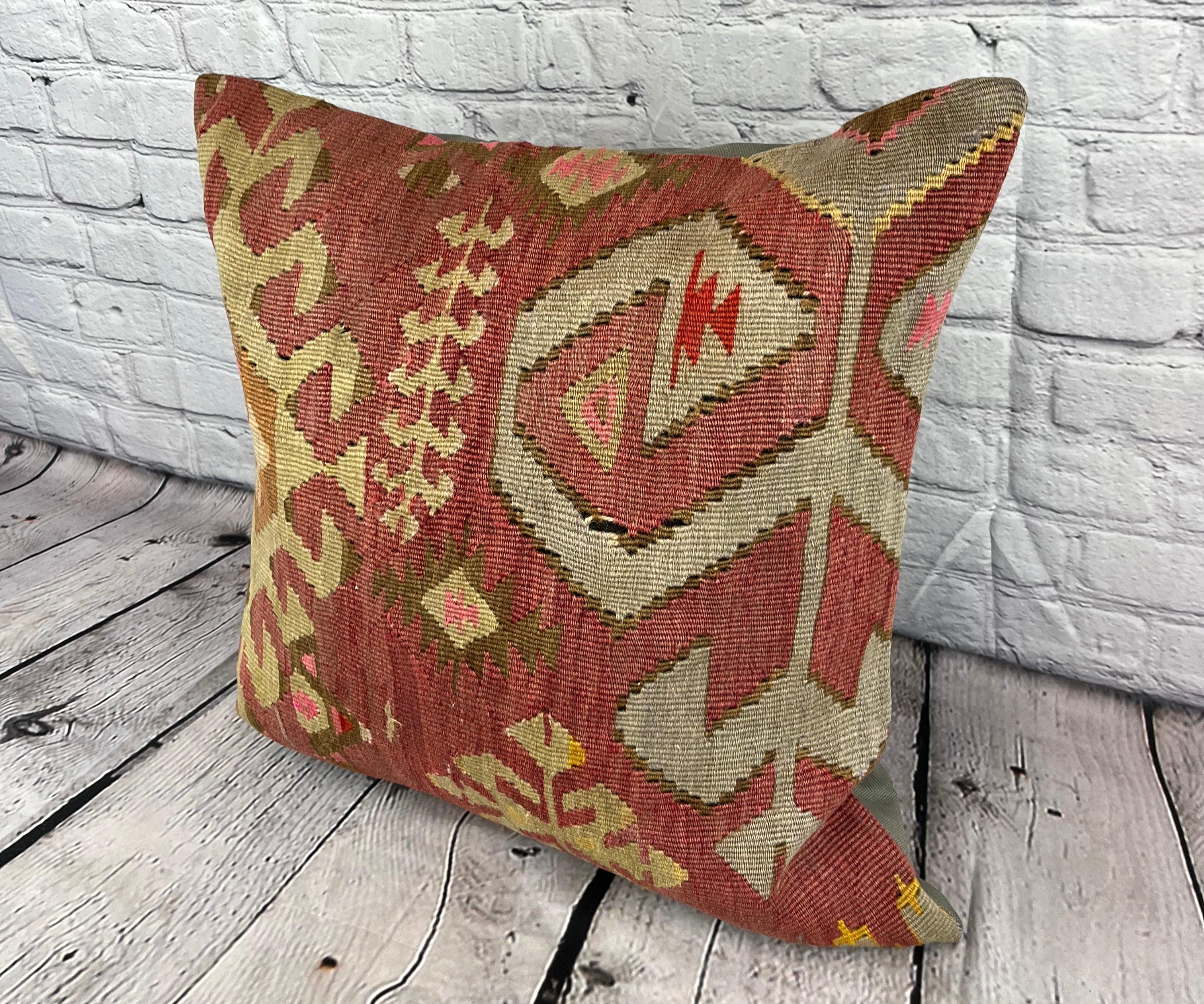 20 x 20 Cojín Kilim Cojín Turco Funda de Cojín Marrón Natural #6767 Realza la decoración de tu casa con nuestro cojín Kilim Cojín Turco. Esta exquisita funda de almohada, meticulosamente tejida a mano, aporta un toque de elegancia y herencia