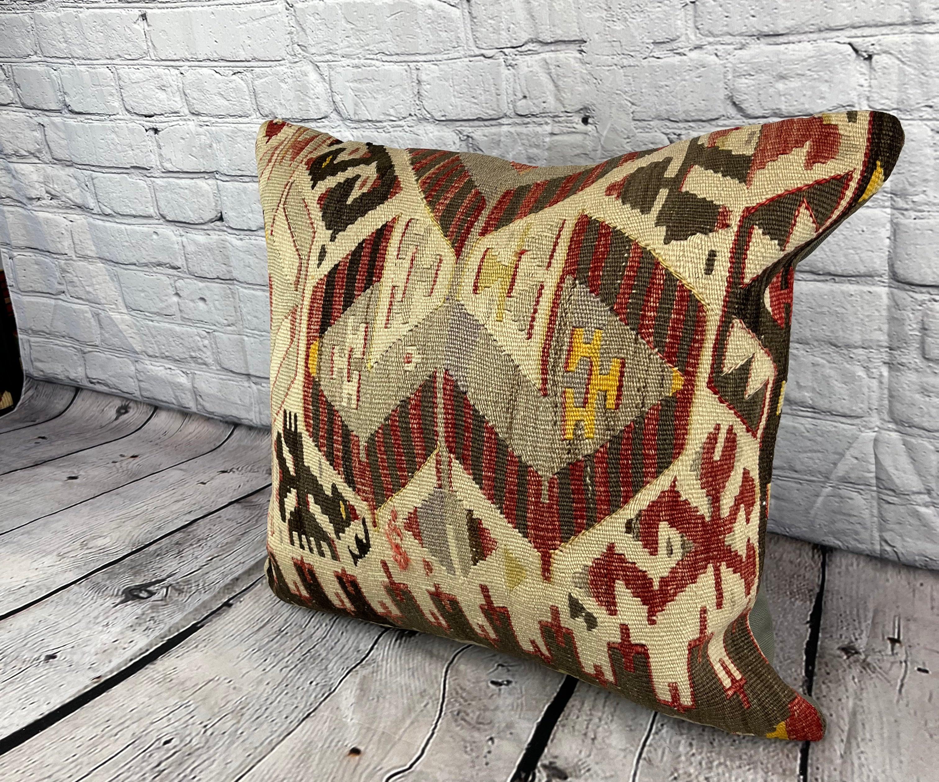 20 x 20 Cuscino Kilim Cuscino Turco Nature Brown Copricuscino #6822 Migliora l'arredamento della tua casa con il nostro Cuscino Kilim Turco. Questo squisito copricuscino, meticolosamente tessuto a mano, dona un tocco di eleganza e di eredità