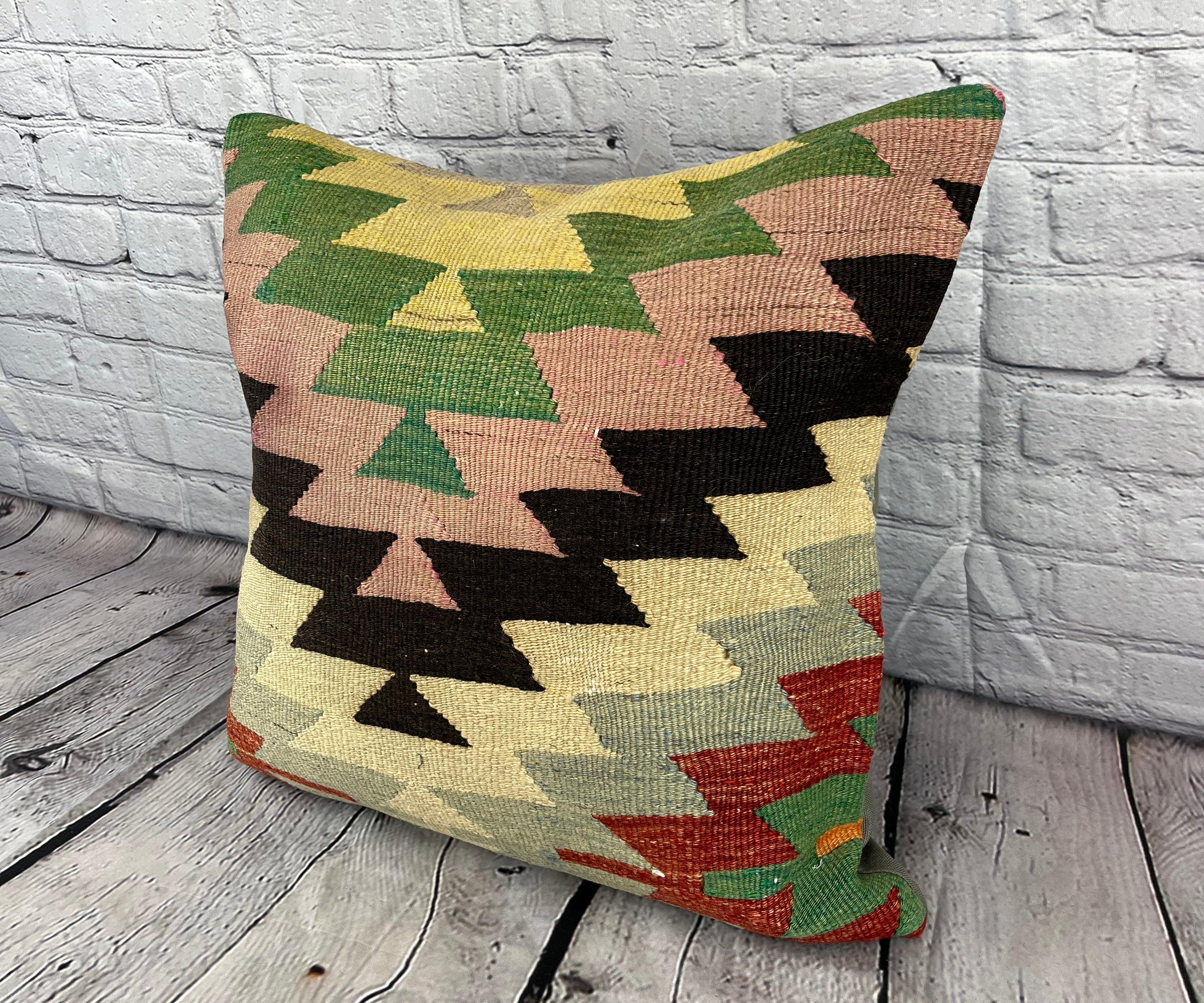 20 x 20 Cojín Kilim Cojín Turco Verde Natural Negro Funda de Cojín #6771 Mejora la decoración de tu casa con nuestro cojín Kilim Cojín Kilim Turco. Esta exquisita funda de almohada, meticulosamente tejida a mano, aporta un toque de elegancia y
