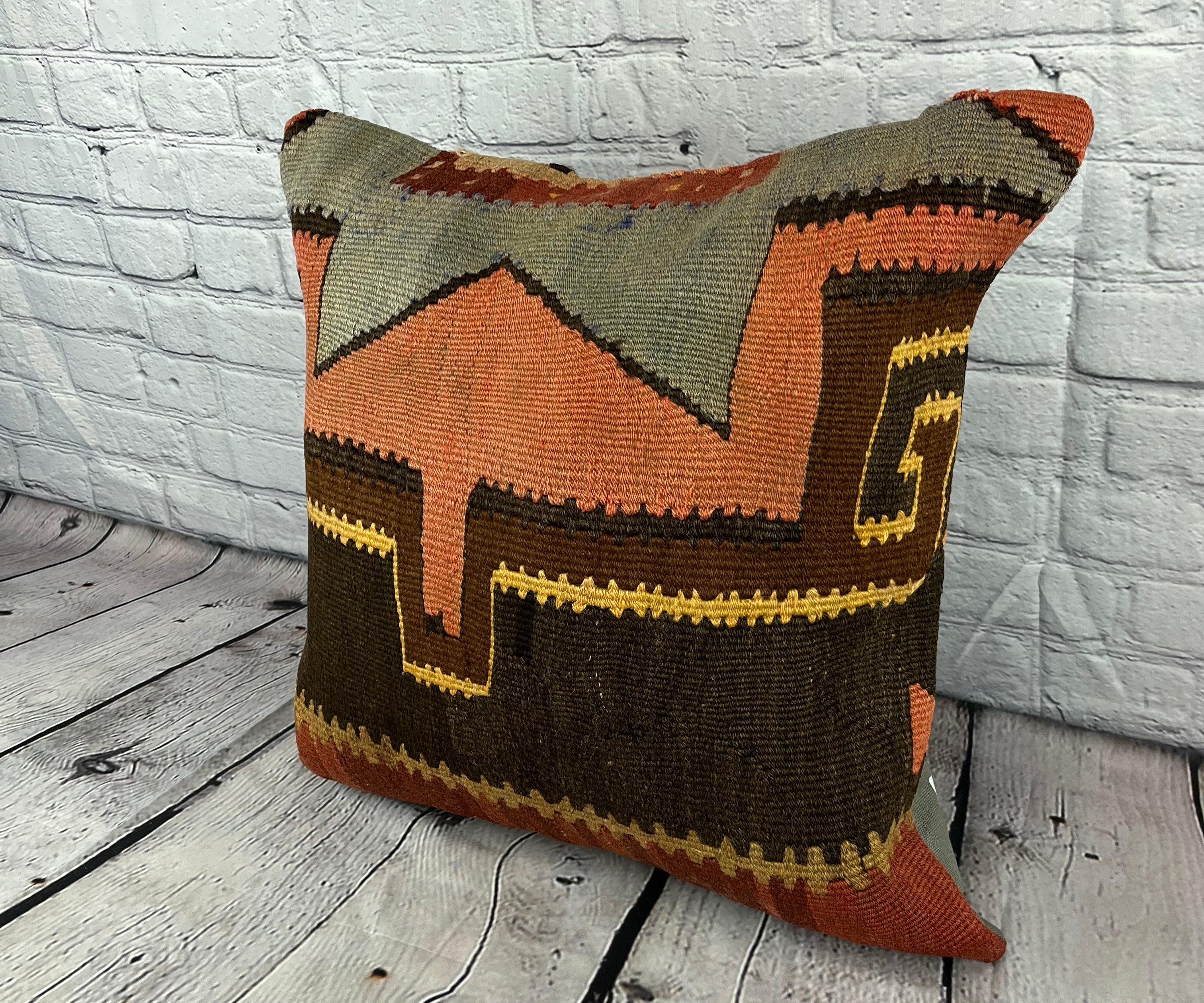 20 x 20 Cuscino Kilim Cuscino Turco Greene & Greene Marrone Copricuscino #6798 Migliora l'arredamento della tua casa con il nostro Cuscino Kilim Turco. Questo squisito copricuscino, meticolosamente tessuto a mano, dona un tocco di eleganza e di