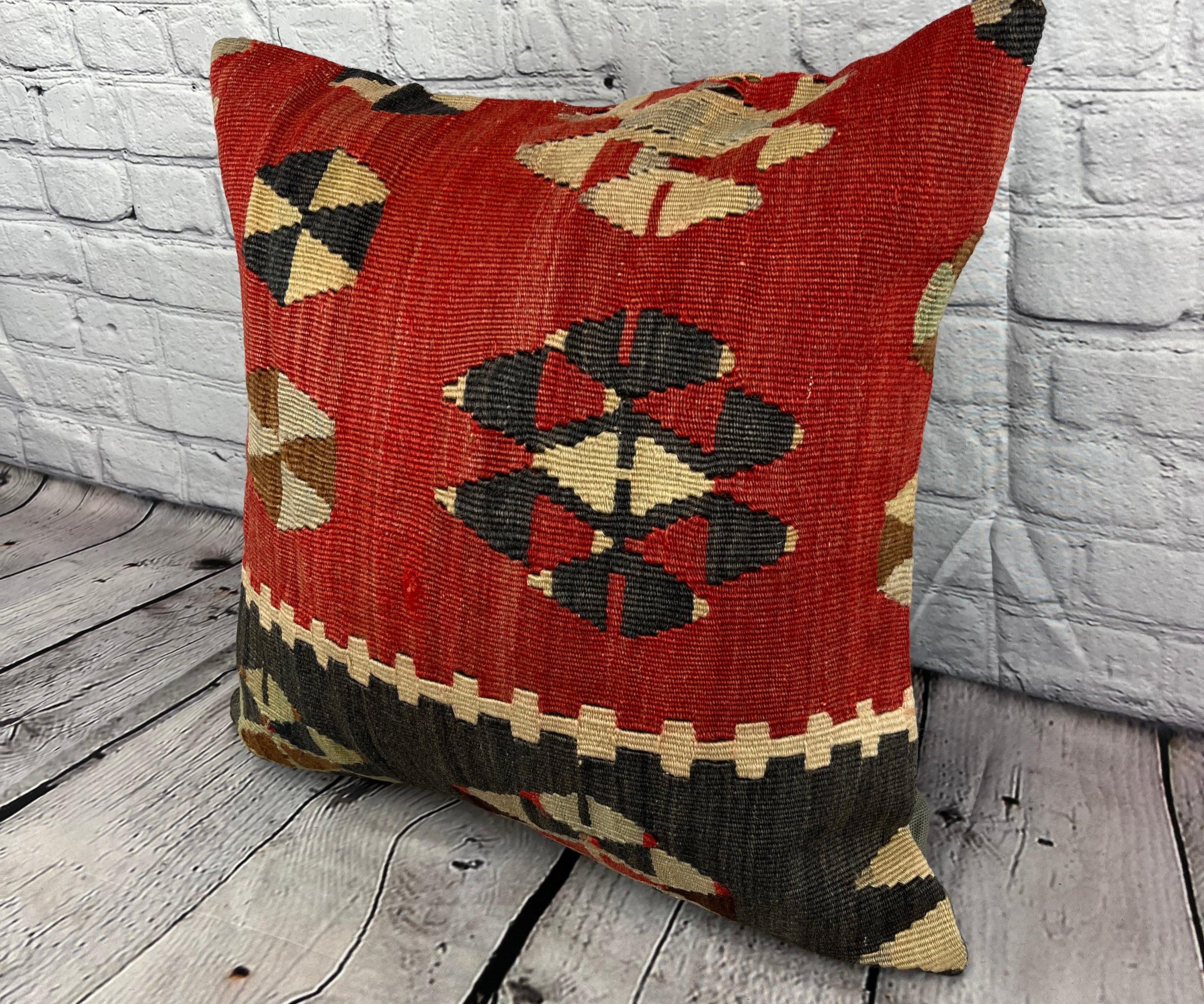 20 x 20 Cuscino Kilim Cuscino Turco Nature Rosso Nero Copricuscino #6808 Migliora l'arredamento della tua casa con il nostro Cuscino Kilim Turco. Questo squisito copricuscino, meticolosamente tessuto a mano, dona un tocco di eleganza e di eredità