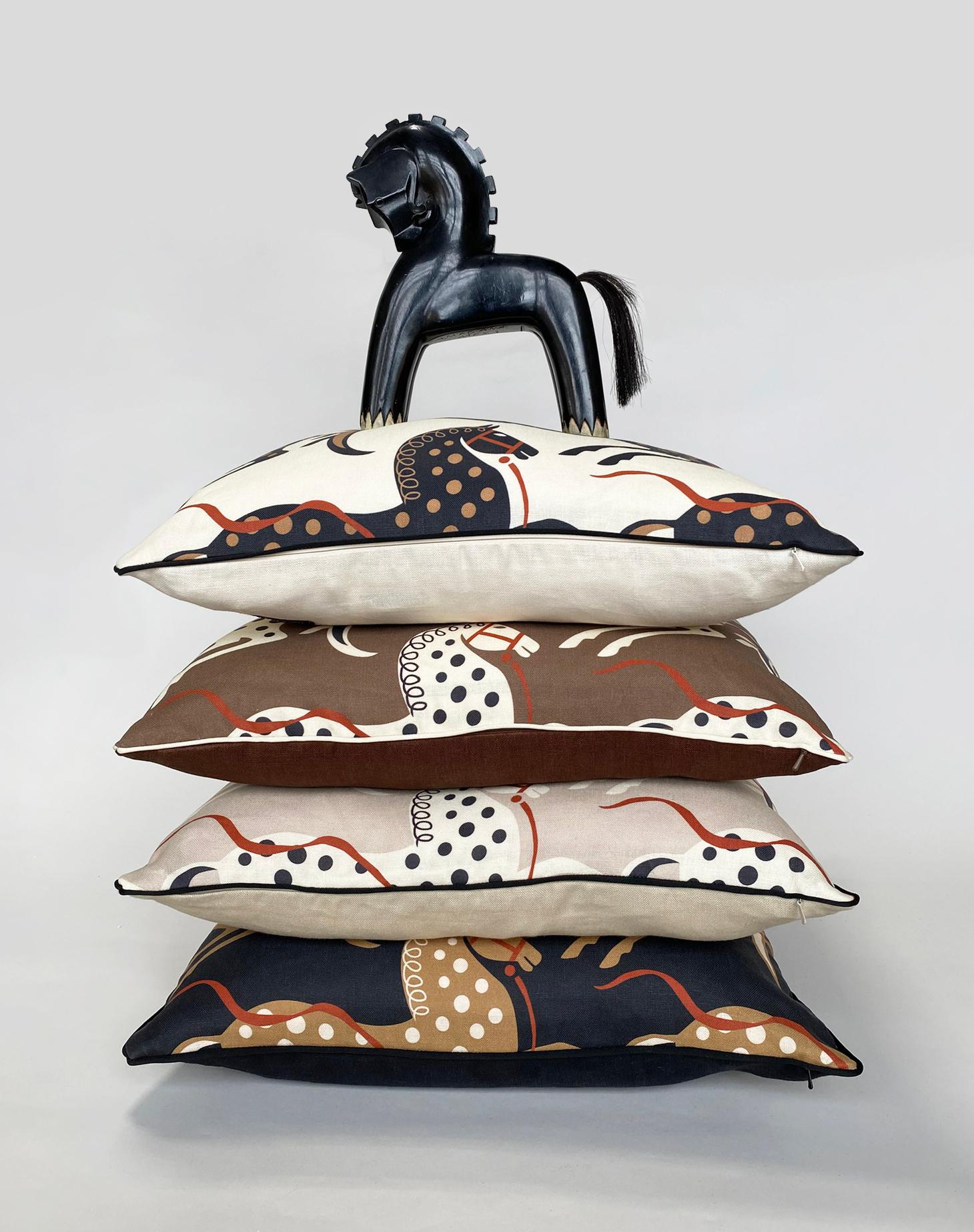 20 x 20 Linen Appalossa Printed Throw Pillow with Pattern by Tommi Parzinger In New Condition For Sale In Minneapolis, MN