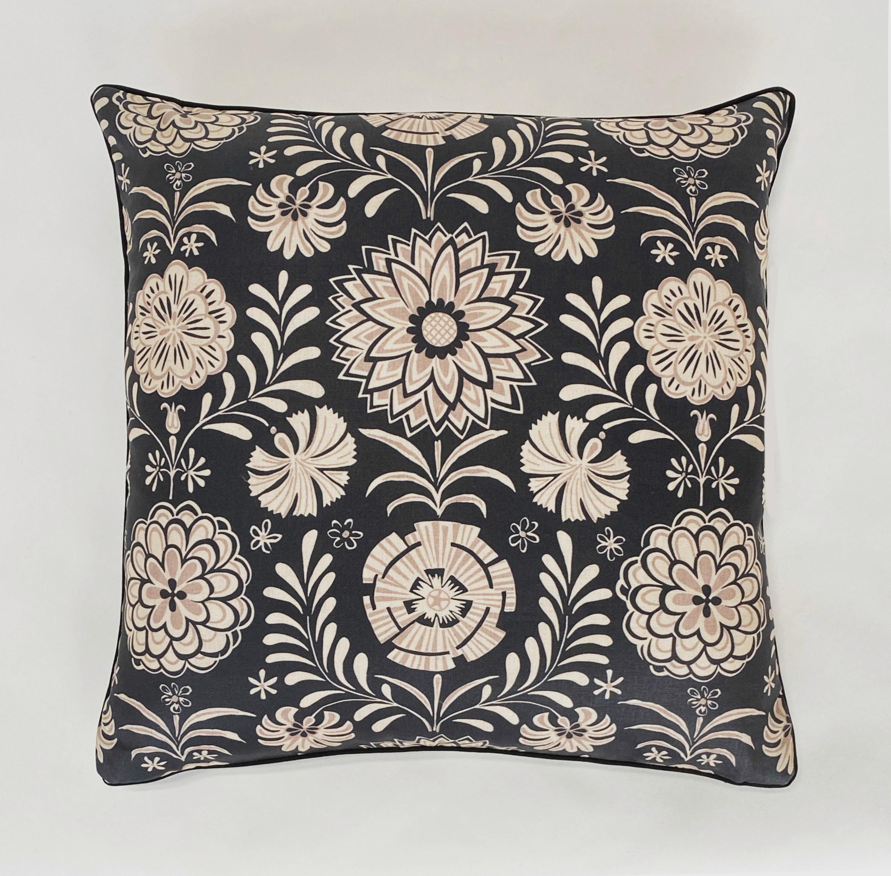 20 x 20 Linen Floral Printed Throw Pillow with Pattern by Tommi Parzinger For Sale 5