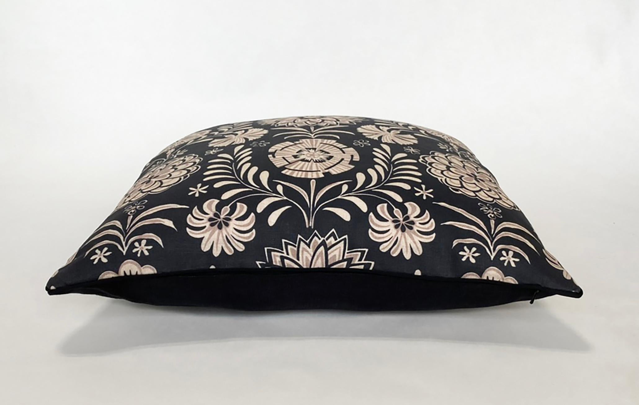 Here's a beautiful linen pillow or cushion by Matt Murphy Studio. The pattern has been recreated from an original fabric document by Tommi Parzinger. The fabric, titled JANET, was designed by Parzinger around 1965 for his clients, Nathan and Janet