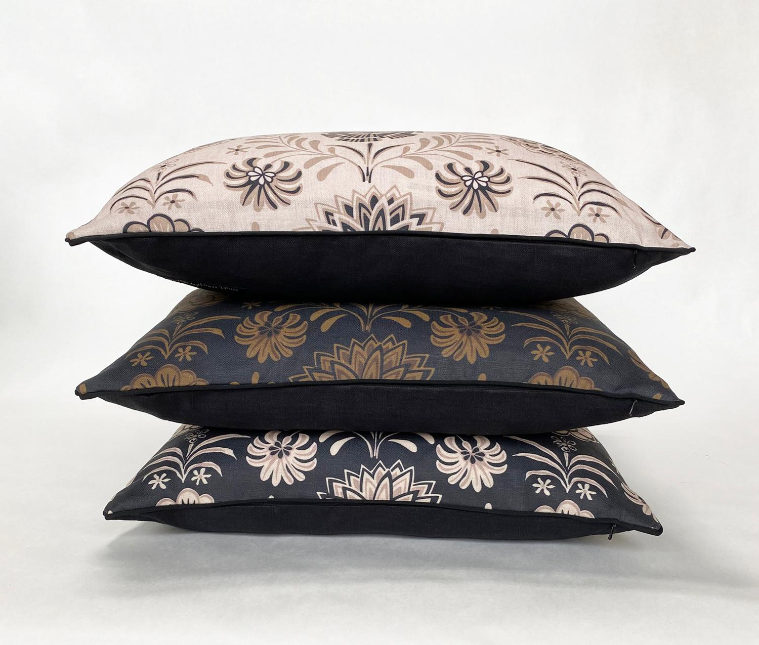 20 x 20 Linen Floral Printed Throw Pillow with Pattern by Tommi Parzinger For Sale 1