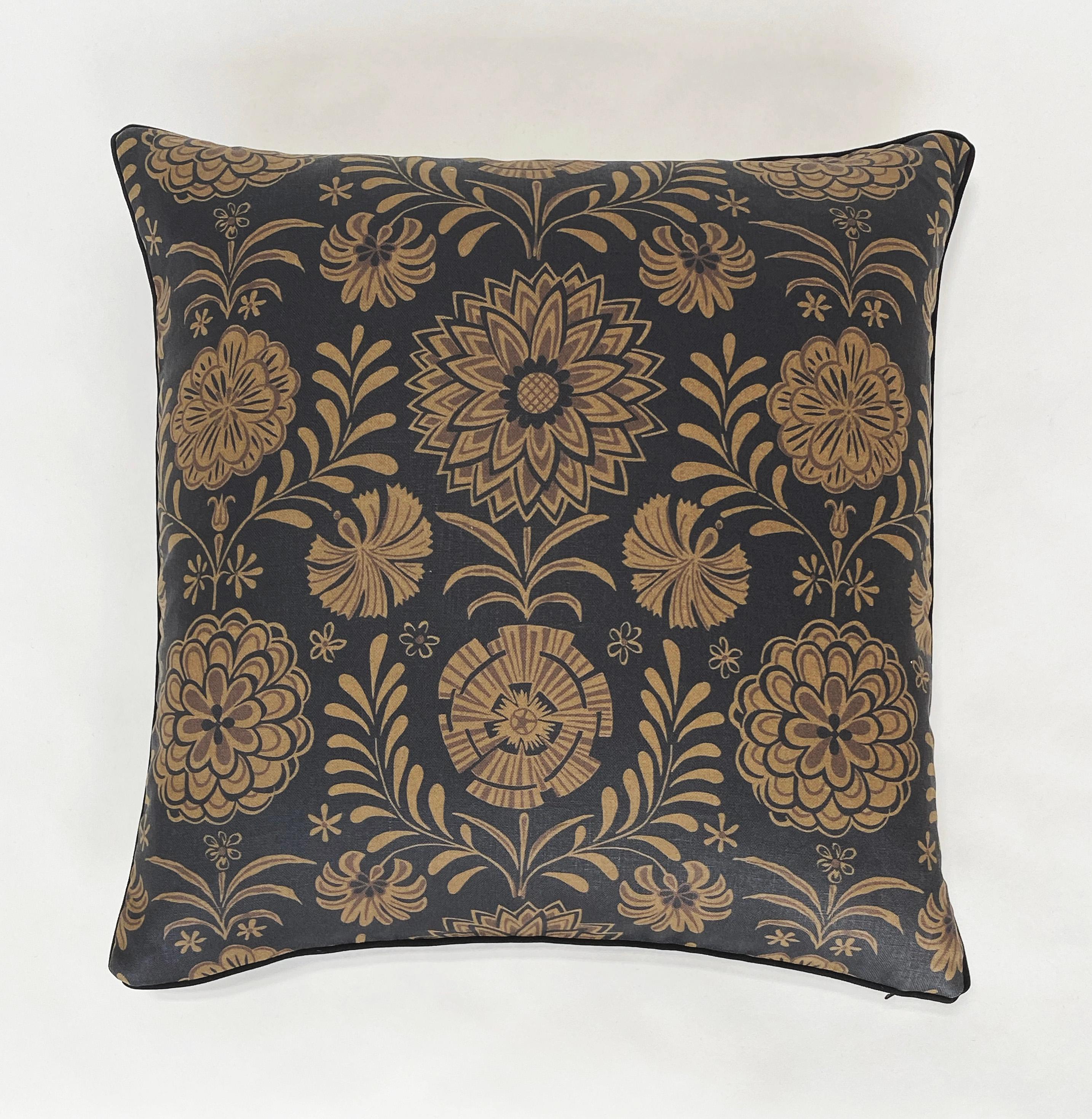 20 x 20 Linen Floral Printed Throw Pillow with Pattern by Tommi Parzinger For Sale 4