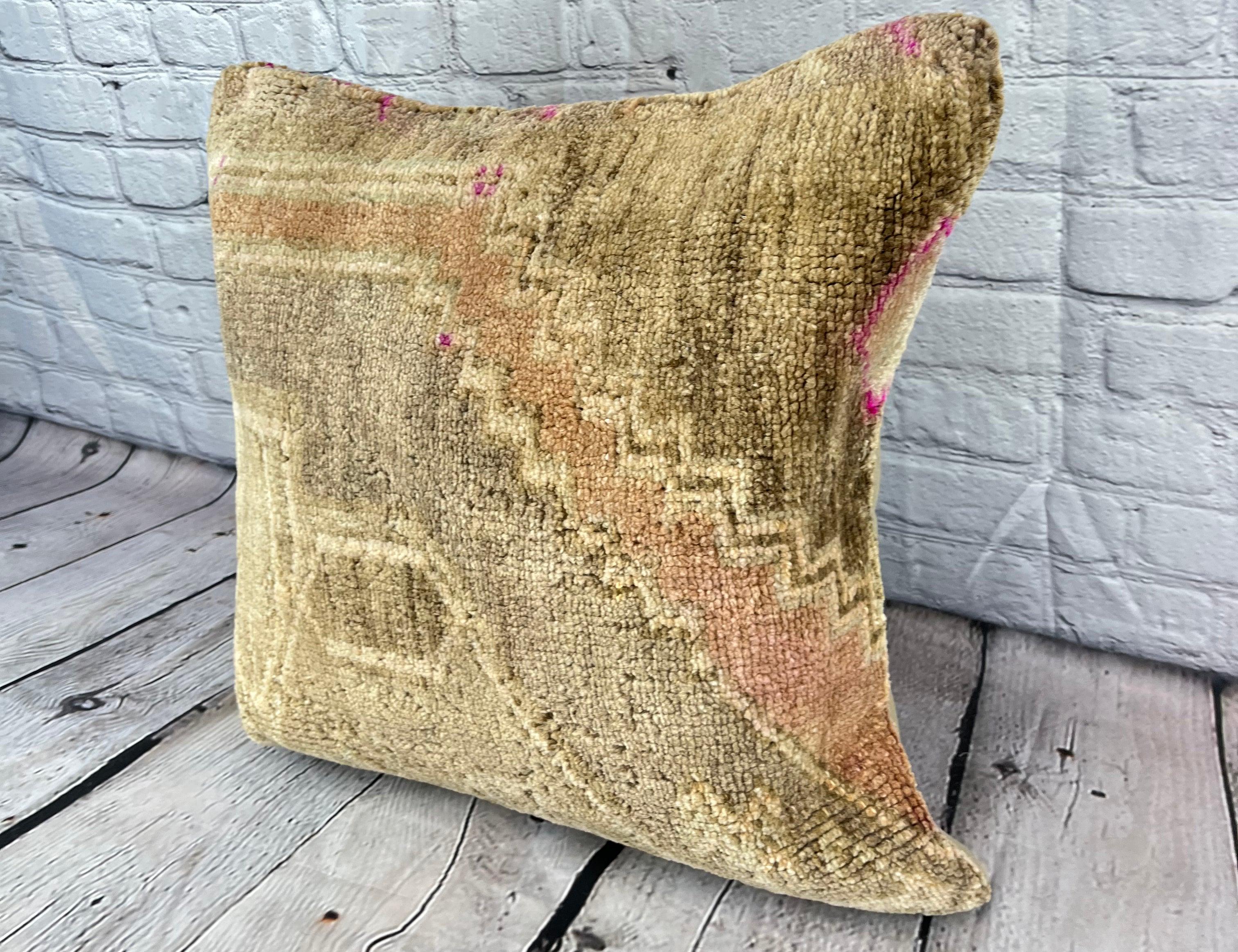 20 x 20 Rug Pillow Aegean Breeze Turkish Pillow Cushion Cover #7633 Verschönern Sie Ihr Zuhause mit unserem Rug Pillow Turkish Rug Cushion. Dieser exquisite, sorgfältig handgewebte Kissenbezug bringt einen Hauch von Eleganz und kulturellem Erbe in