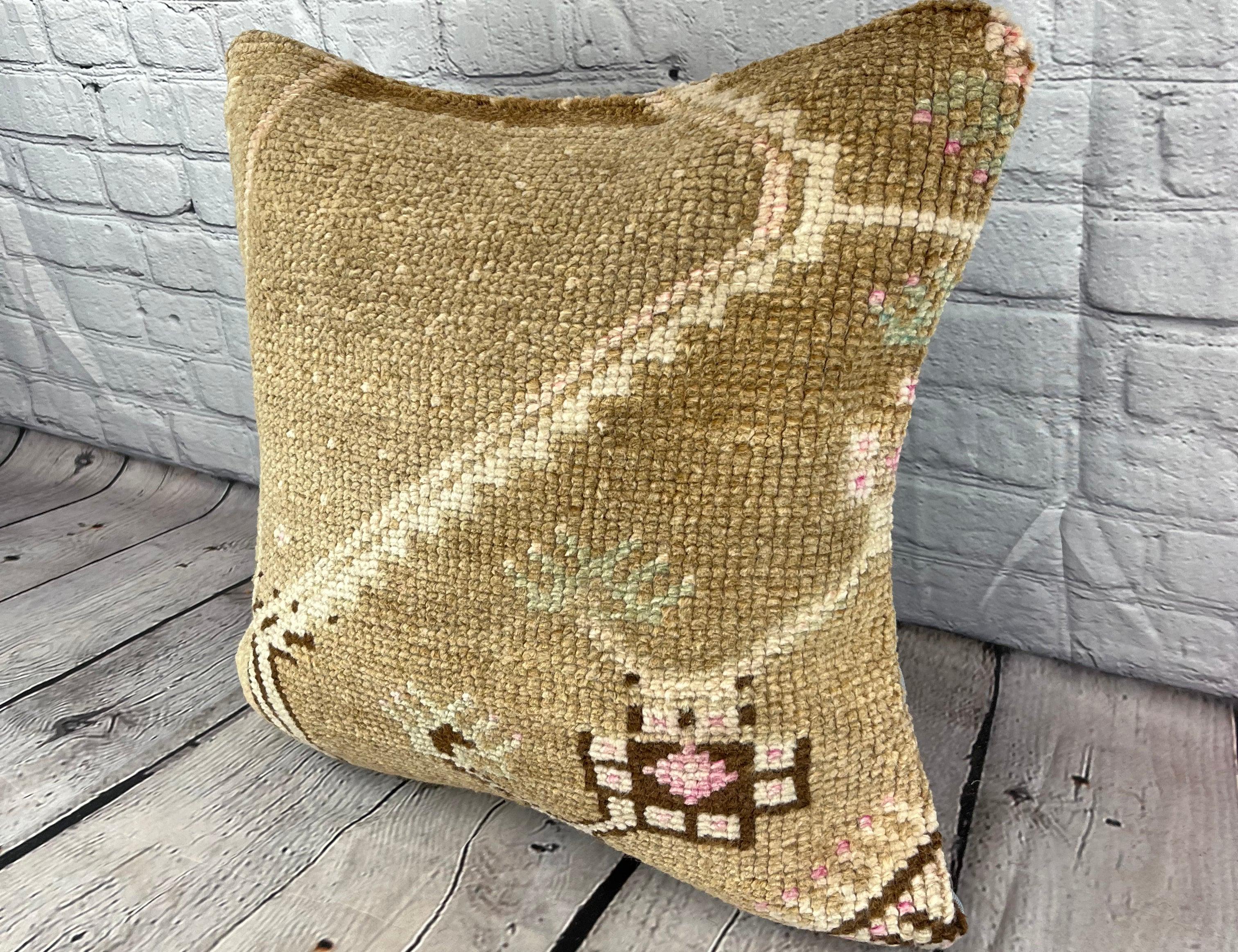 20 x 20 Rug Pillow Aegean Echoing Turkish Pillow Cushion Cover #7351 Améliorez votre décoration intérieure avec notre Rug Pillow Turkish Rug Cushion. Cette exquise housse de coussin, méticuleusement tissée à la main, apporte une touche d'élégance et