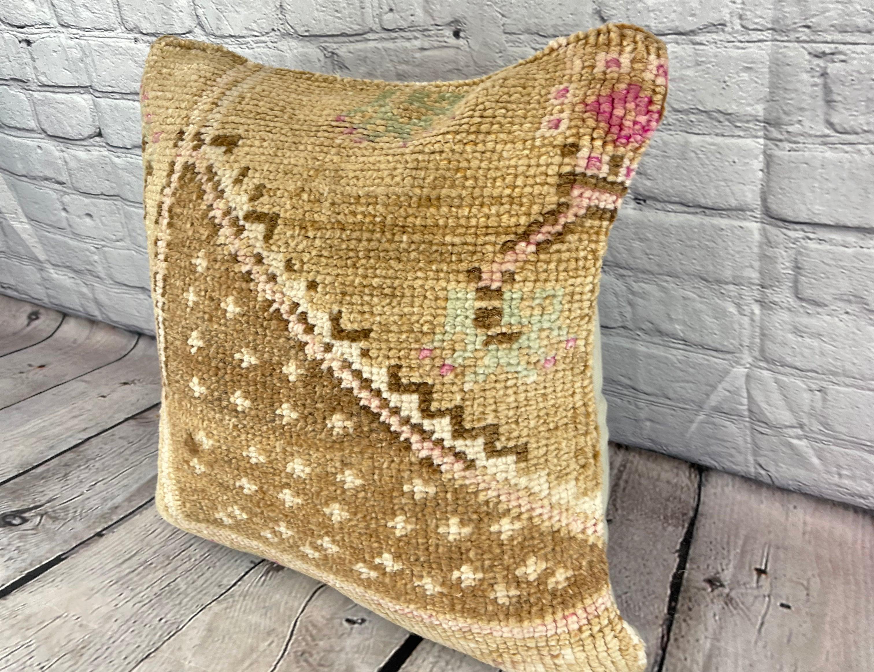 20 x 20 Rug Pillow Azure Harmony Turkish Pillow Cushion Cover #7341 Migliora l'arredamento della tua casa con il nostro Rug Pillow Turkish Rug Cushion. Questo squisito copricuscino, meticolosamente tessuto a mano, dona un tocco di eleganza e di