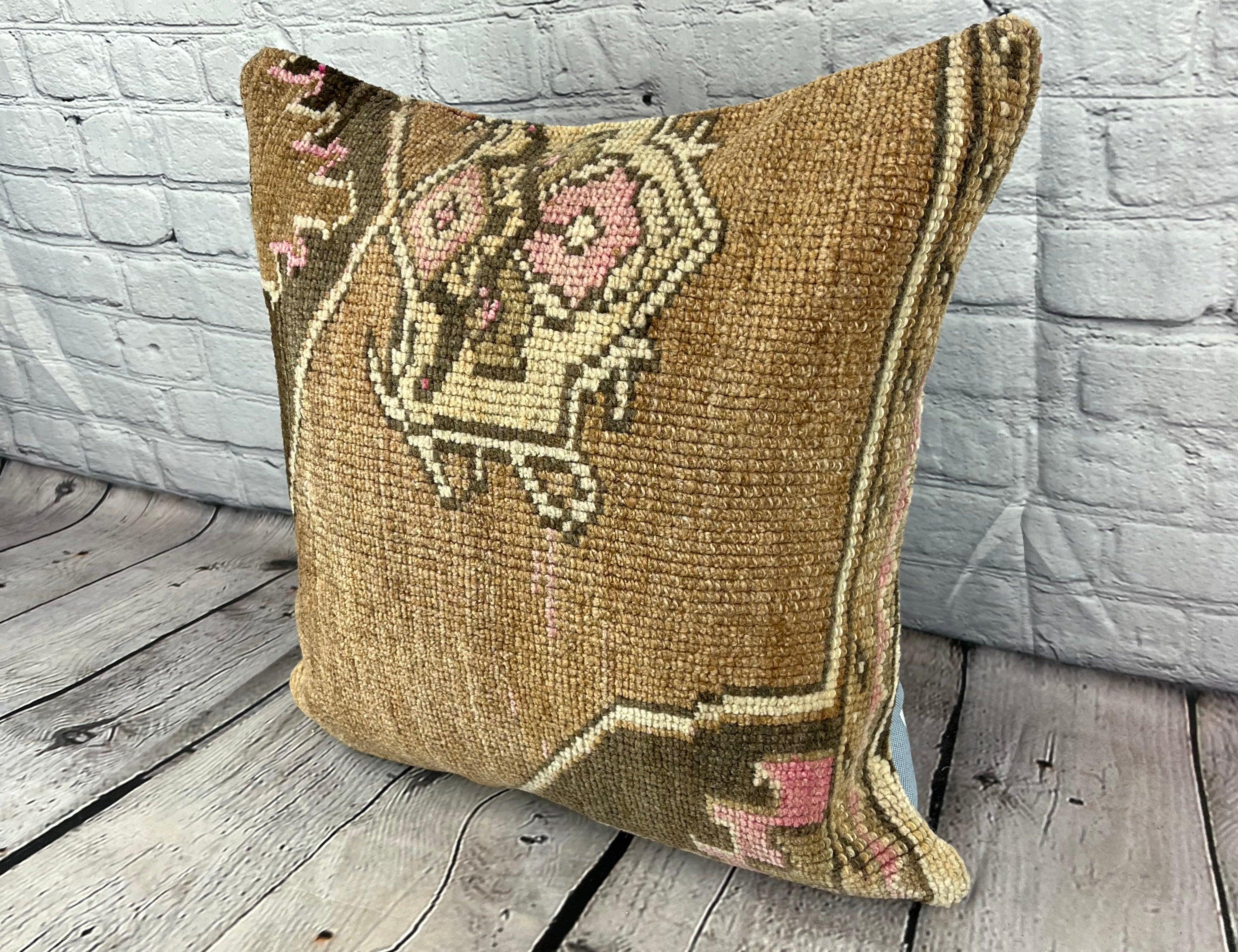 20 x 20 Rug Pillow Blissful Haven Turkish Pillow Cushion Cover #7377 Verschönern Sie Ihr Zuhause mit unserem Rug Pillow Turkish Rug Cushion. Dieser exquisite, sorgfältig handgewebte Kissenbezug bringt einen Hauch von Eleganz und kulturellem Erbe in