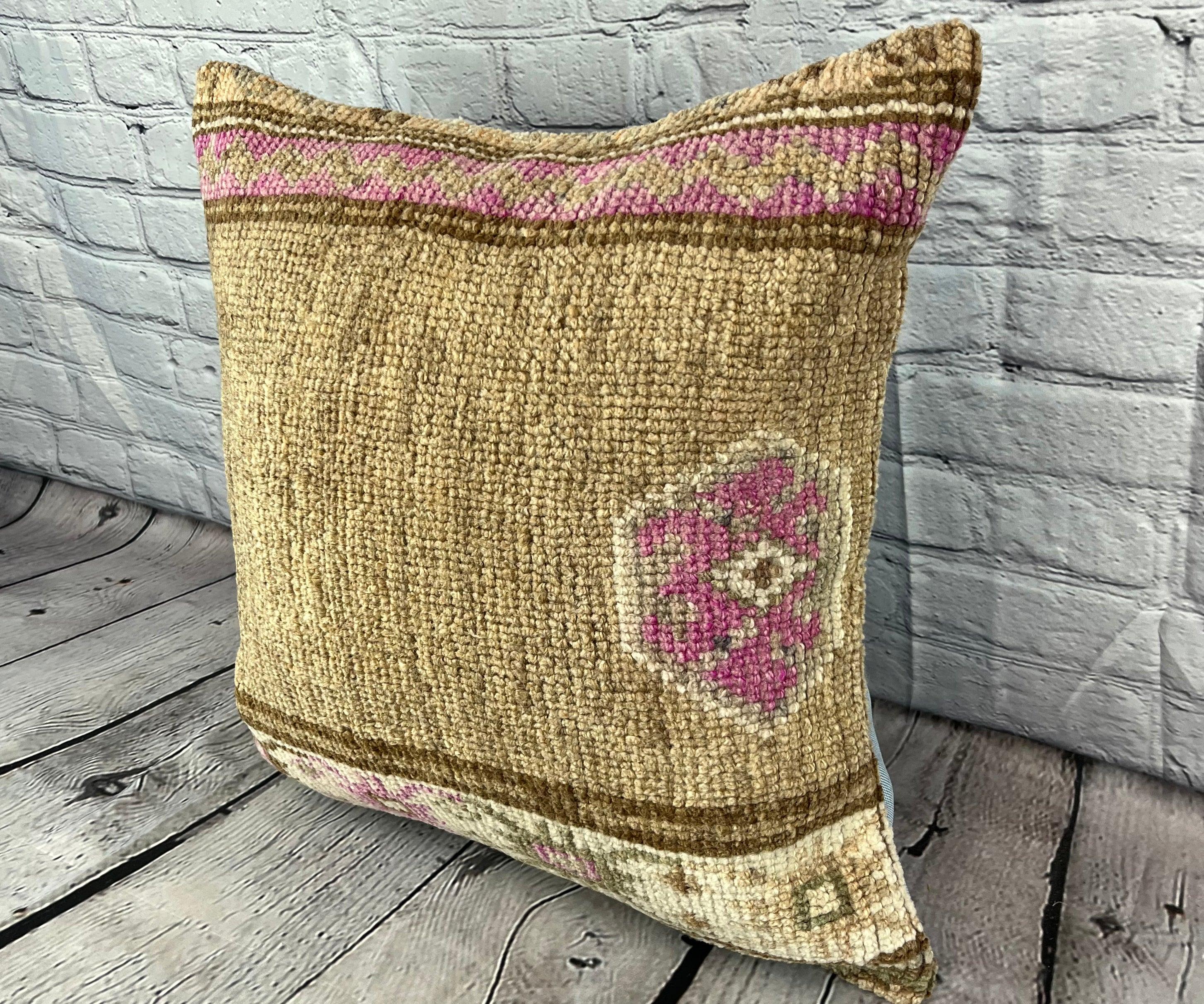 20 x 20 Rug Pillow Bosporus Harmony Turkish Pillow Cushion Cover #7394 Verbessern Sie Ihr Zuhause mit unserem Rug Pillow Turkish Rug Cushion. Dieser exquisite, sorgfältig handgewebte Kissenbezug bringt einen Hauch von Eleganz und kulturellem Erbe in