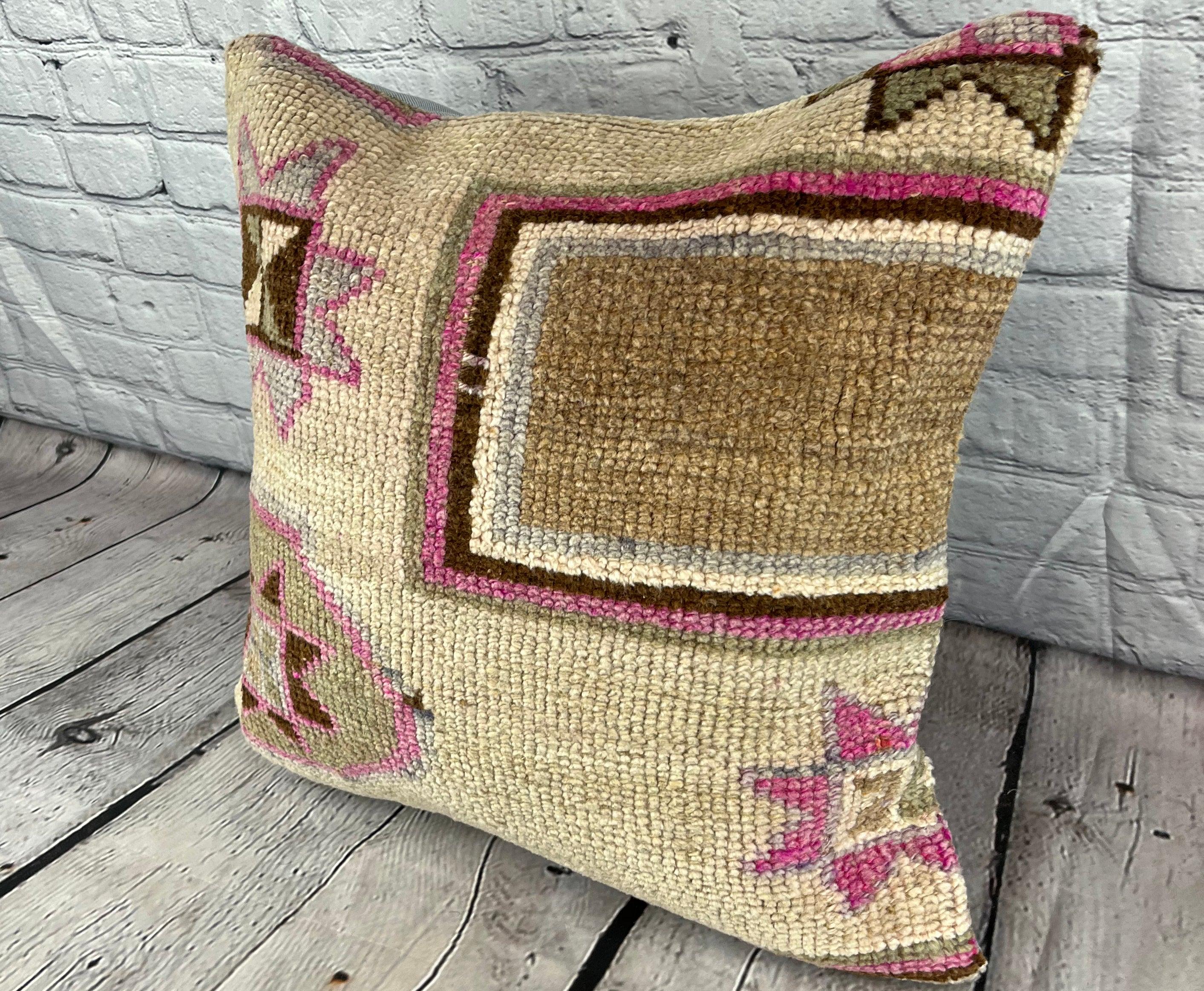 20 x 20 Rug Pillow Bosporus Velvet Turkish Pillow Cushion Cover #7373 Migliora l'arredamento della tua casa con il nostro Rug Pillow Turkish Rug Cushion. Questo squisito copricuscino, meticolosamente tessuto a mano, dona un tocco di eleganza e di