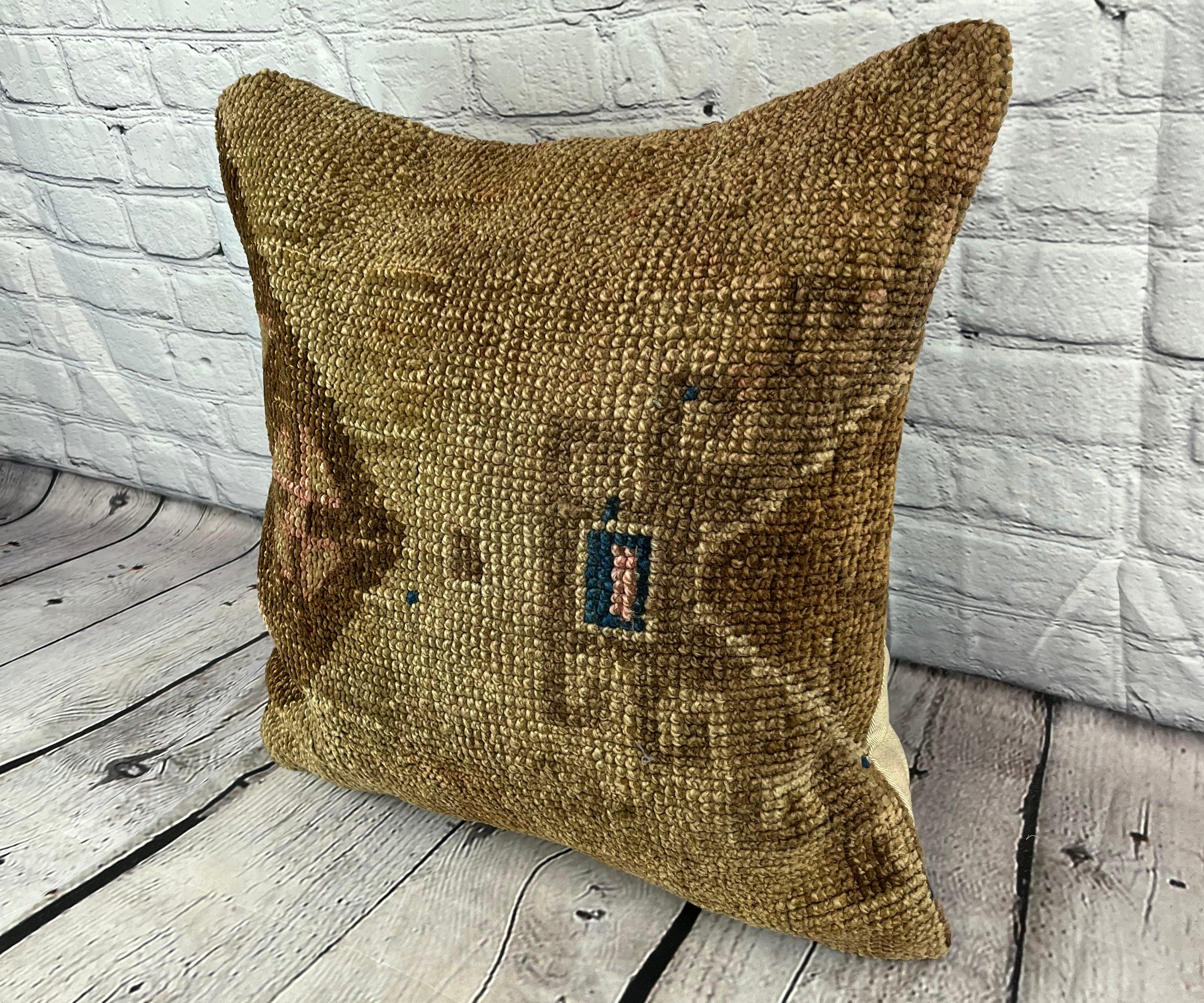 20 x 20 Rug Pillow Byzantine Gardens Turkish Pillow Cushion Cover #7660 Améliorez votre décoration intérieure avec notre Rug Pillow Turkish Rug Cushion. Cette exquise housse de coussin, méticuleusement tissée à la main, apporte une touche d'élégance