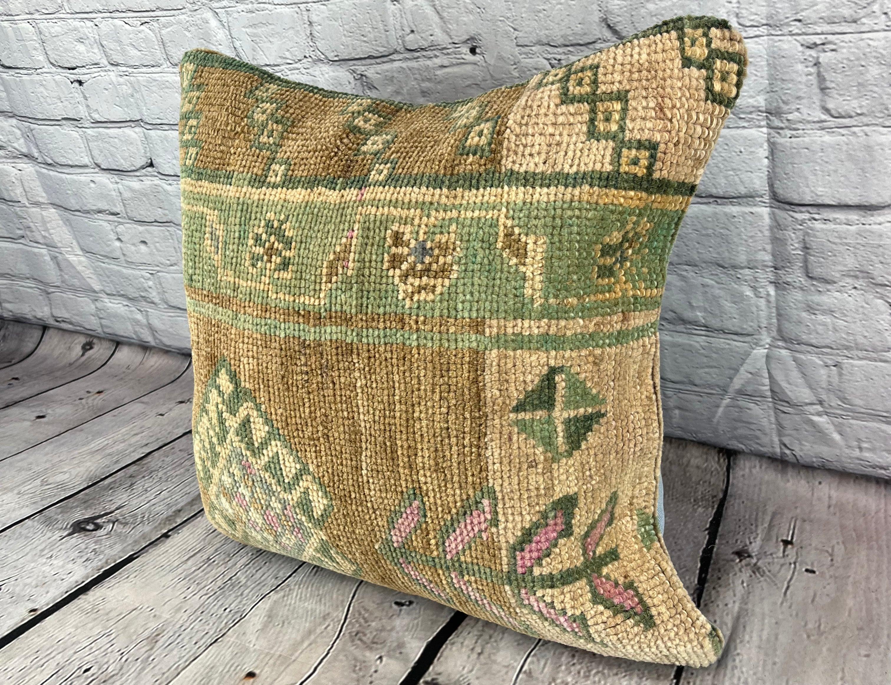 20 x 20 Rug Pillow Byzantine Whispering Turkish Pillow Cushion Cover #6693 Verbessern Sie Ihr Heimdekor mit unserem Rug Pillow Turkish Rug Cushion. Dieser exquisite, sorgfältig handgewebte Kissenbezug bringt einen Hauch von Eleganz und kulturellem