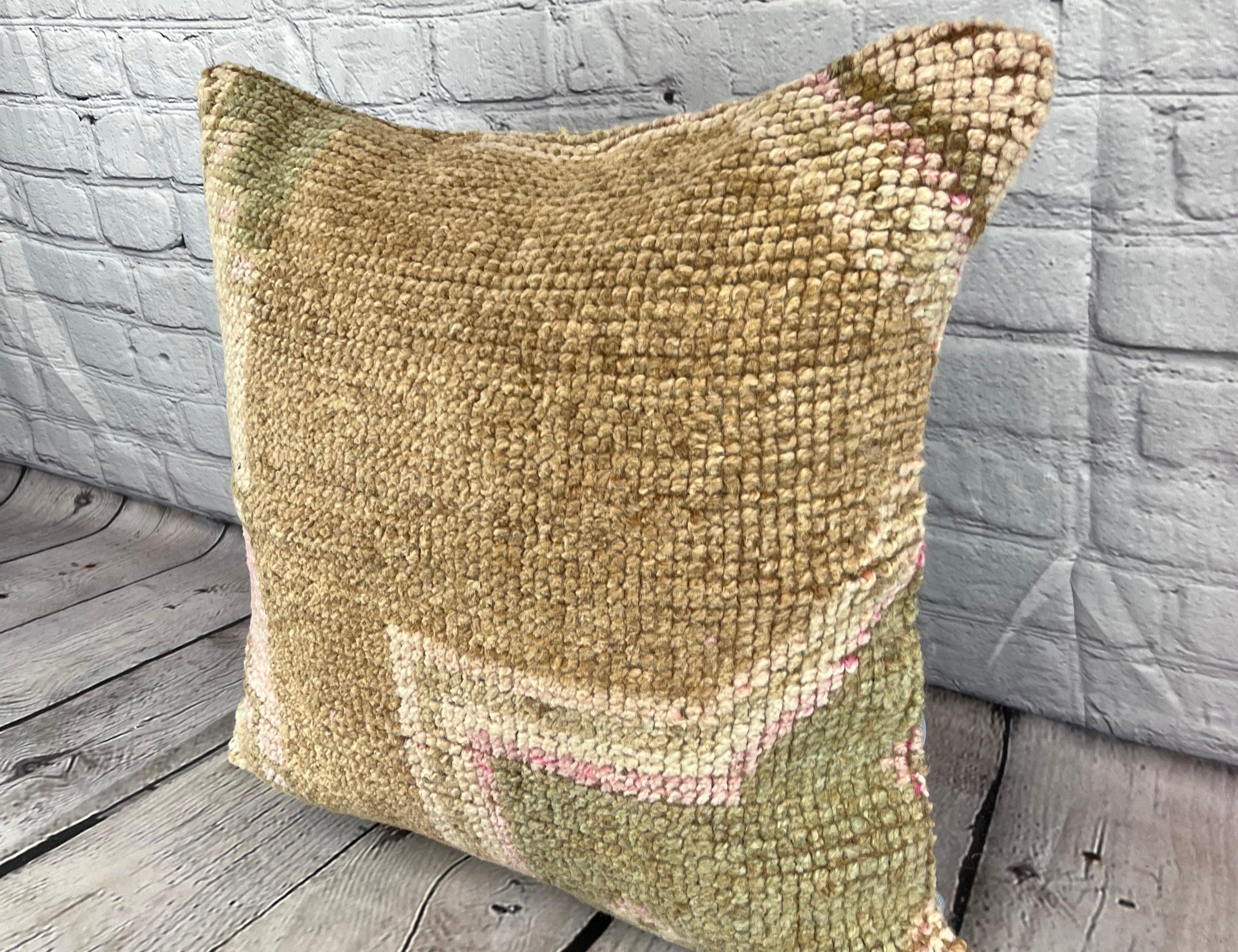 20 x 20 Cuscino Rug Cappadocian Serenity Turkish Pillow Cushion Cover #7348 Migliora l'arredamento della tua casa con il nostro Cuscino Rug Turkish Rug Cushion. Questo squisito copricuscino, meticolosamente tessuto a mano, dona un tocco di eleganza
