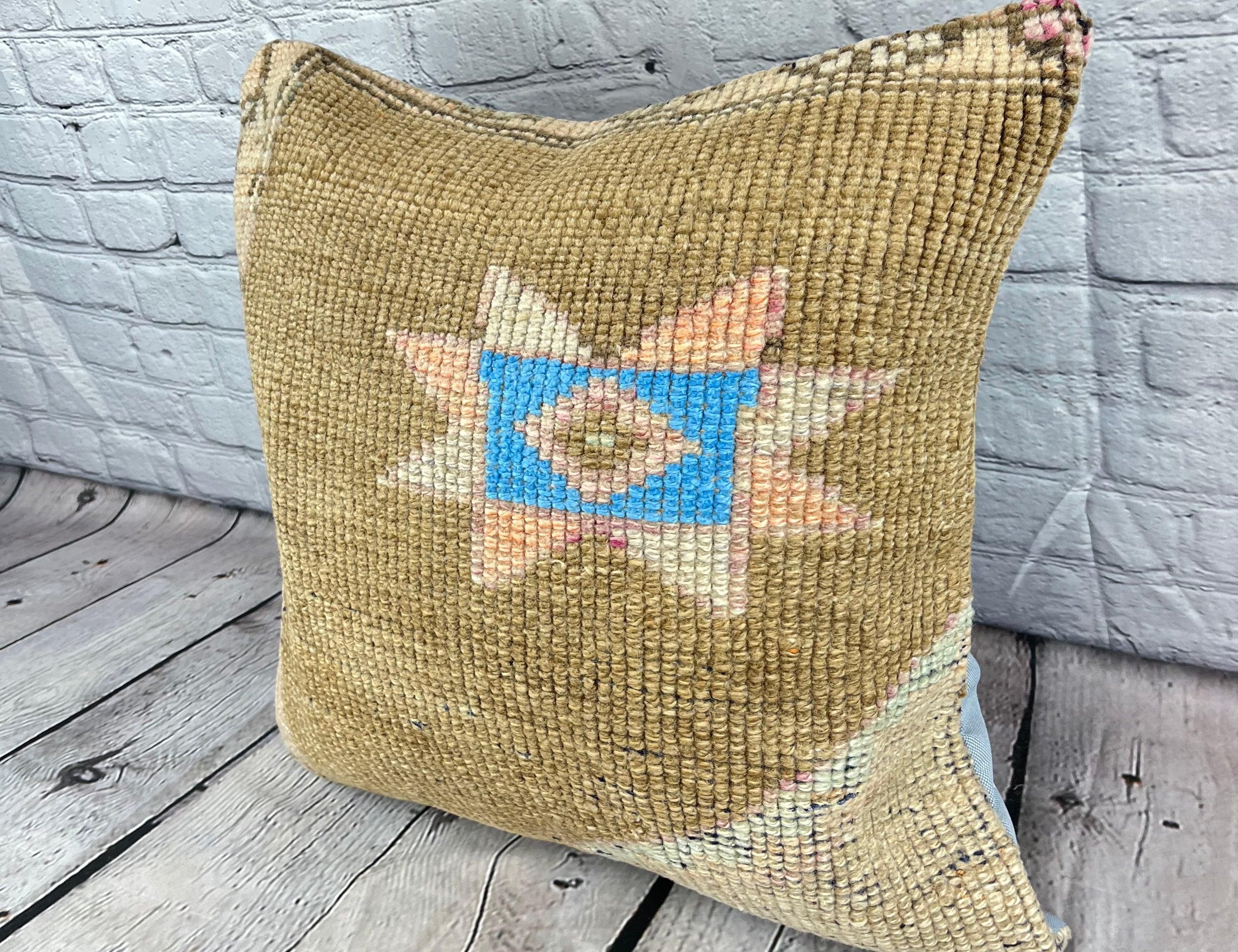 20 x 20 Rug Pillow Celestial Refuge Turkish Pillow Cushion Cover #6691 Verschönern Sie Ihr Zuhause mit unserem Rug Pillow Turkish Rug Cushion. Dieser exquisite, sorgfältig handgewebte Kissenbezug bringt einen Hauch von Eleganz und kulturellem Erbe