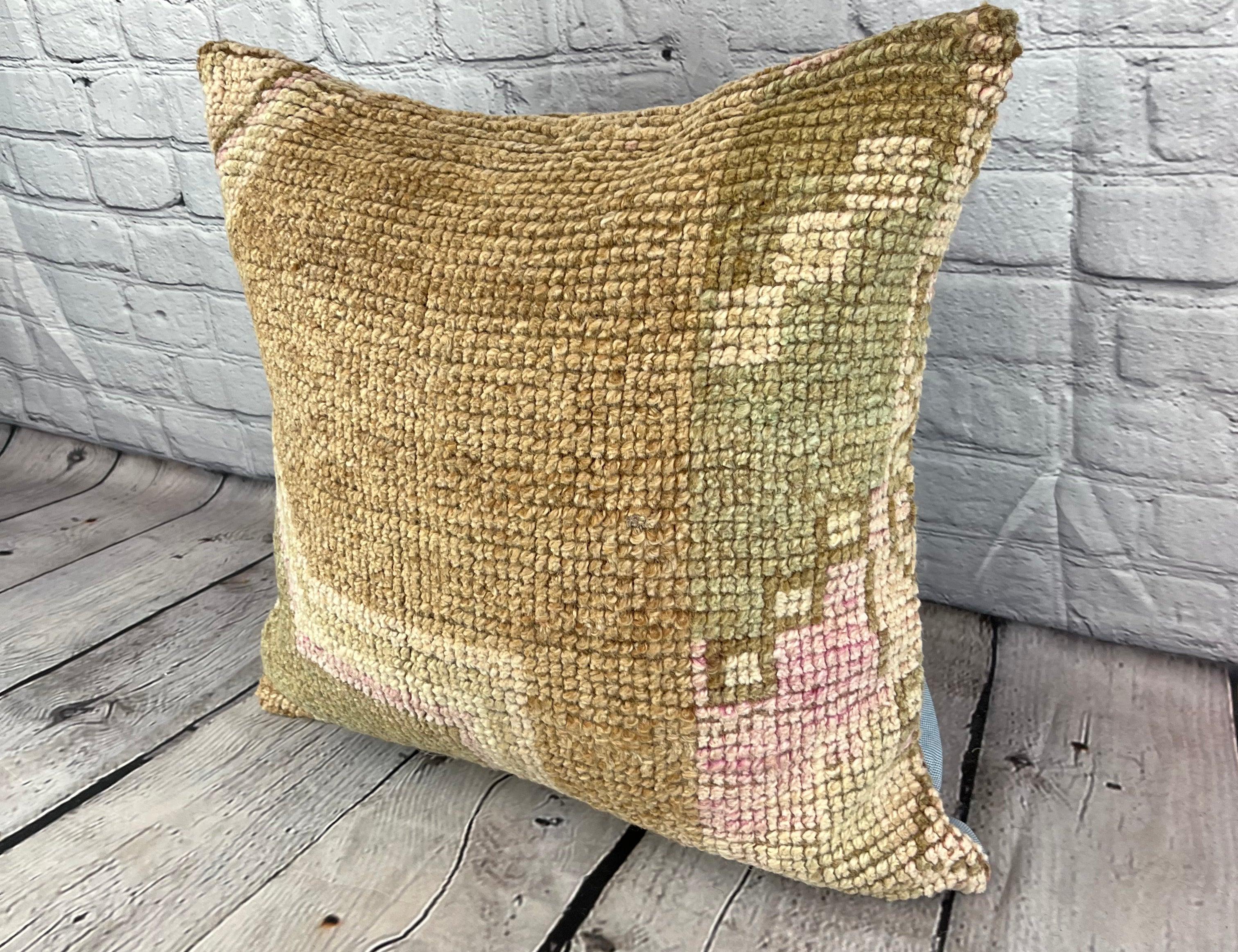 20 x 20 Rug Pillow Echoing Retreat Turkish Pillow Cushion Cover #7352 Verschönern Sie Ihr Zuhause mit unserem Rug Pillow Turkish Rug Cushion. Dieser exquisite, sorgfältig handgewebte Kissenbezug bringt einen Hauch von Eleganz und kulturellem Erbe in