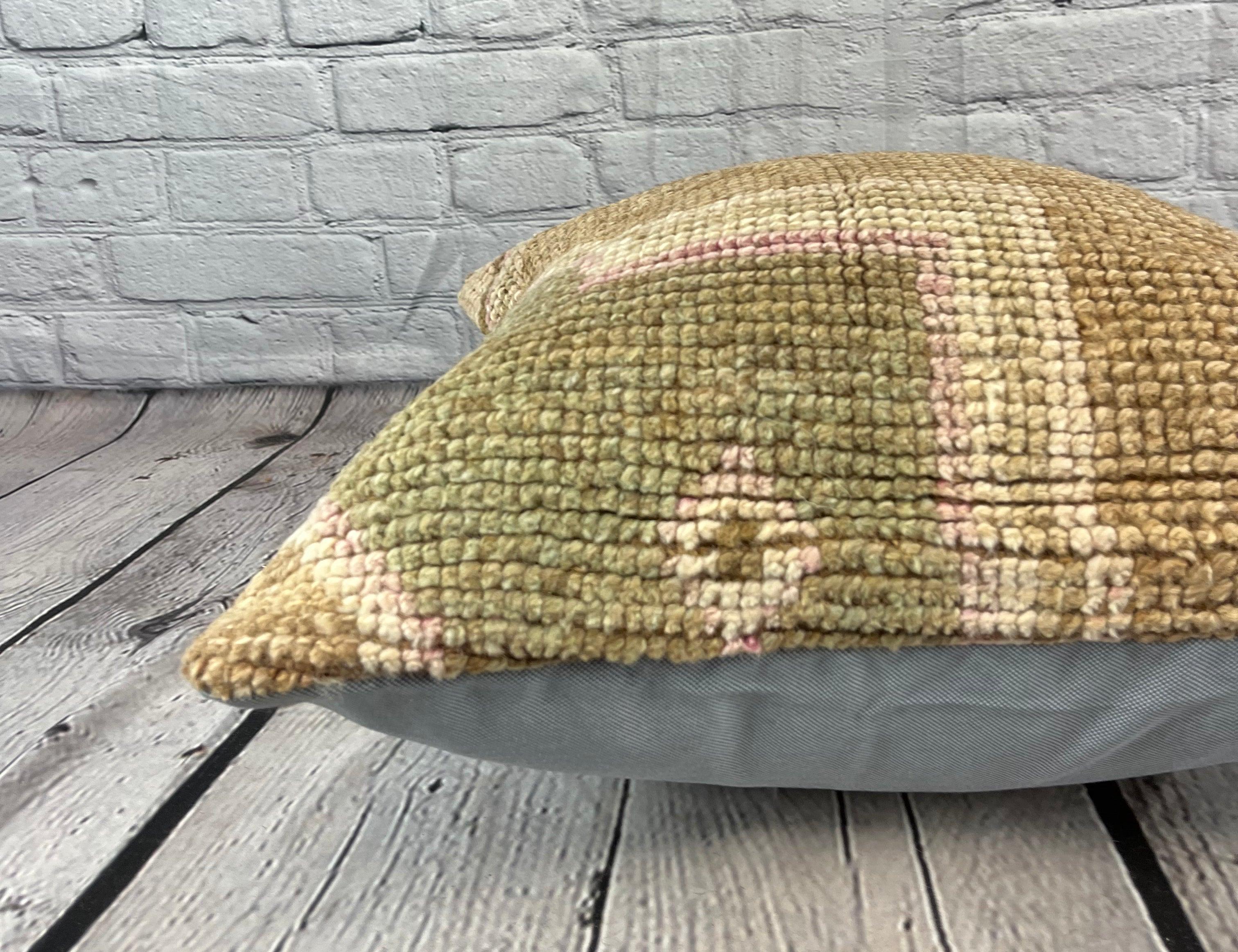 20 x 20 Teppich Kissen Echoing Retreat Türkisches Kissen Cushion Cover #7352 im Zustand „Neu“ im Angebot in Houston, TX
