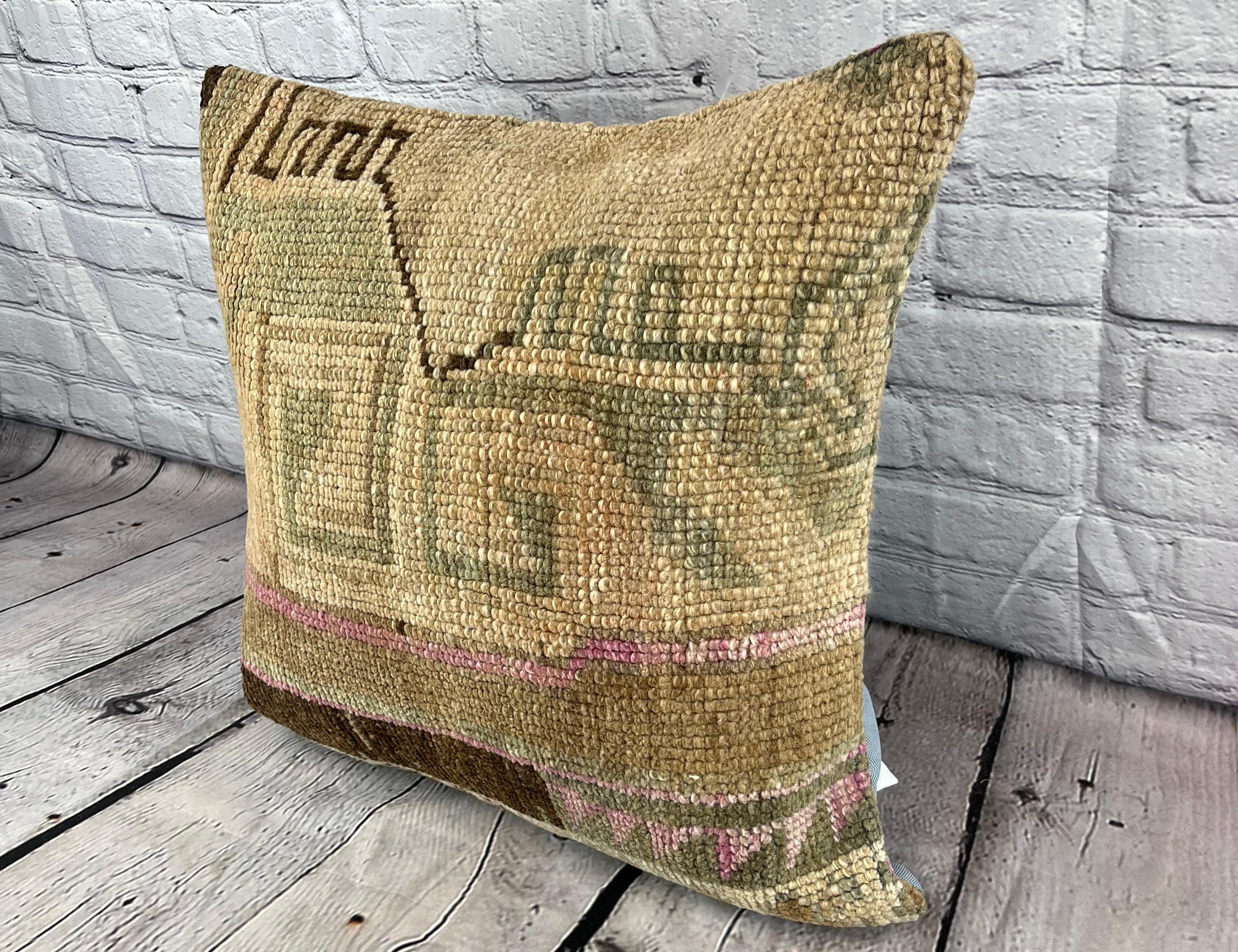 20 x 20 Cuscino Rug Echoing Sands Cuscino Turco Copricuscino #6685 Migliora l'arredamento della tua casa con il nostro Cuscino Rug Turco. Questo squisito copricuscino, meticolosamente tessuto a mano, dona un tocco di eleganza e di eredità culturale