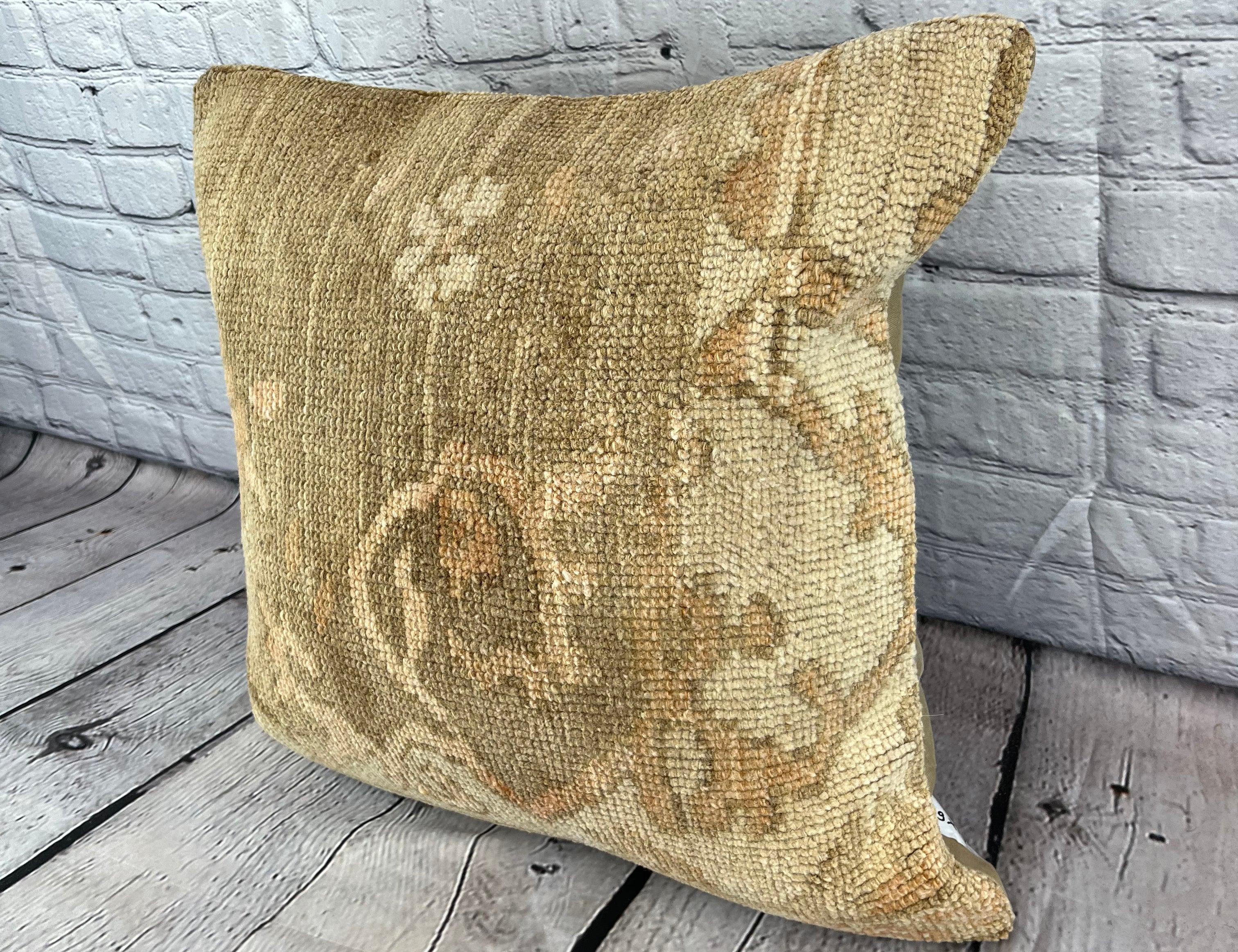 20 x 20 Cuscino Tappeto Elysian Tranquility Turkish Pillow Cushion Cover #7668 Migliora l'arredamento della tua casa con il nostro cuscino Tappeto Turco. Questo squisito copricuscino, meticolosamente tessuto a mano, dona un tocco di eleganza e di
