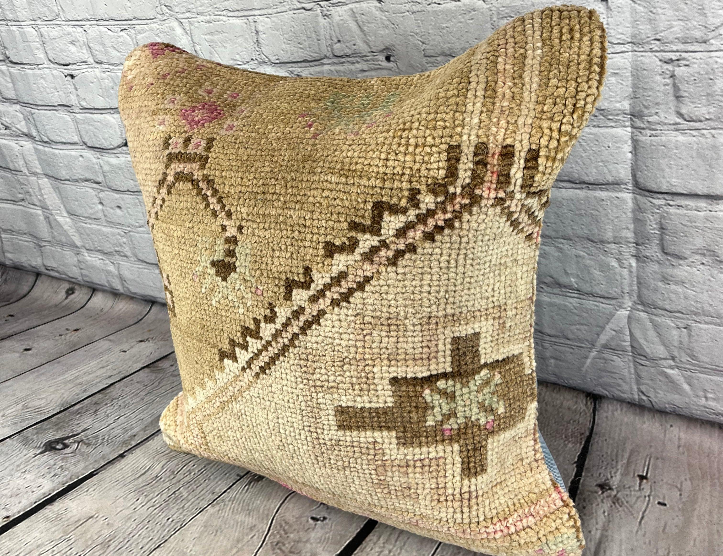 20 x 20 Rug Pillow Emerald Haven Turkish Pillow Cushion Cover #7328 Migliora l'arredamento della tua casa con il nostro Rug Pillow Turkish Rug Cushion. Questo squisito copricuscino, meticolosamente tessuto a mano, dona un tocco di eleganza e di