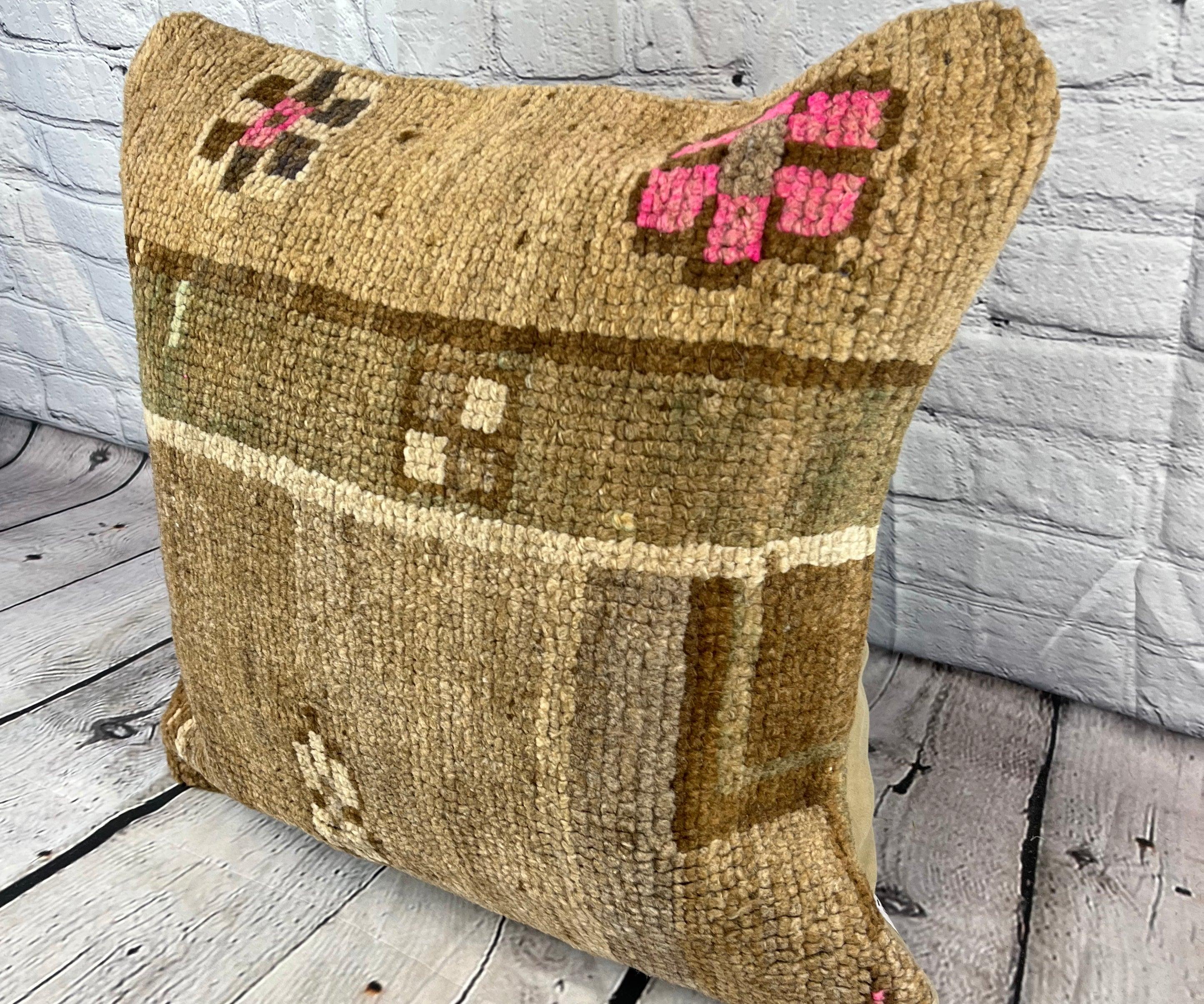 20 x 20 Rug Pillow Emerald Haven Turkish Pillow Cushion Cover #7661 Migliora l'arredamento della tua casa con il nostro Rug Pillow Turkish Rug Cushion. Questo squisito copricuscino, meticolosamente tessuto a mano, dona un tocco di eleganza e di