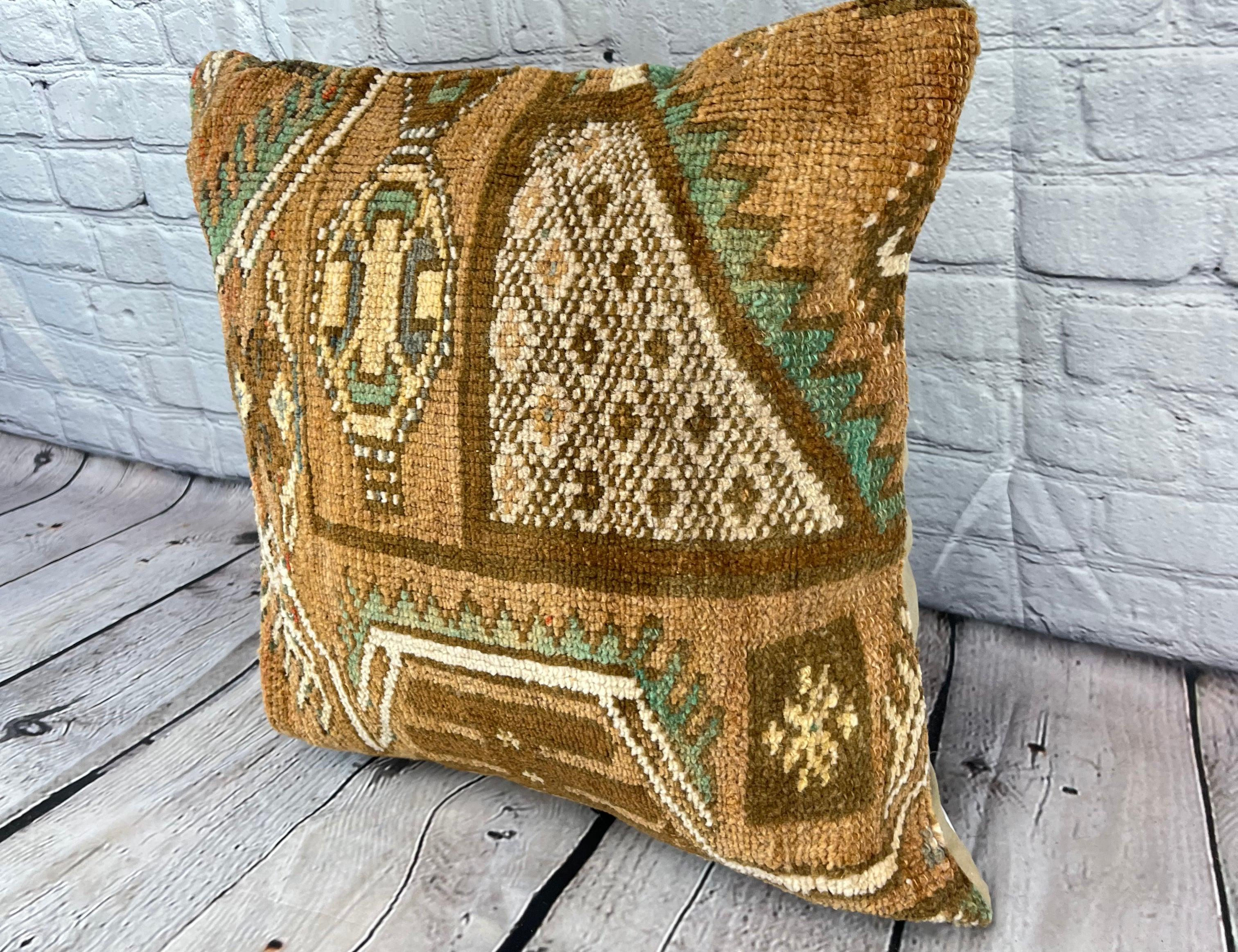 20 x 20 Rug Pillow Enchanted Oasis Turkish Pillow Cushion Cover #7851 Verschönern Sie Ihr Zuhause mit unserem Rug Pillow Turkish Rug Cushion. Dieser exquisite, sorgfältig handgewebte Kissenbezug bringt einen Hauch von Eleganz und kulturellem Erbe in
