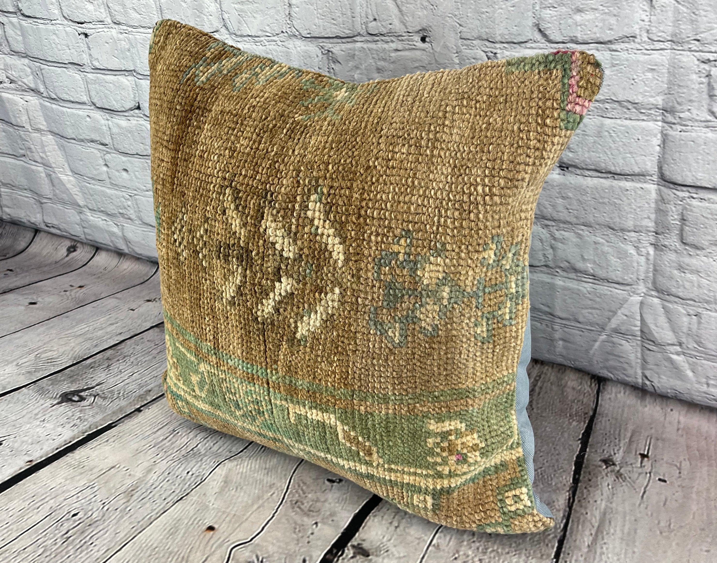 20 x 20 Rug Pillow Ethereal Elegance Turkish Pillow Cushion Cover #6689 Verschönern Sie Ihr Zuhause mit unserem Rug Pillow Turkish Rug Cushion. Dieser exquisite, sorgfältig handgewebte Kissenbezug bringt einen Hauch von Eleganz und kulturellem Erbe