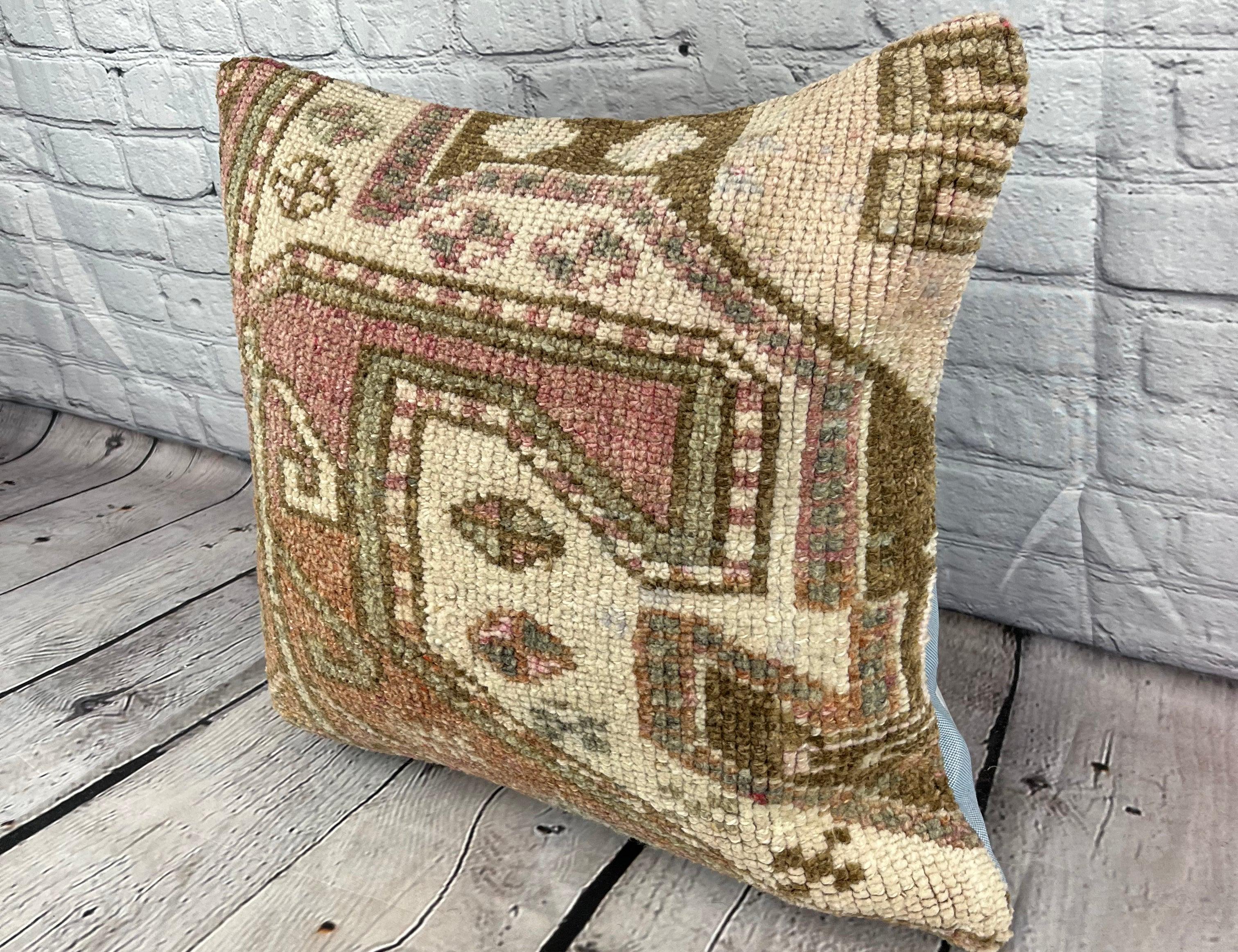 20 x 20 Cuscino Rug Melodia Eterea Cuscino Turco Copricuscino #7347 Migliora l'arredamento della tua casa con il nostro Cuscino Rug Turco. Questo squisito copricuscino, meticolosamente tessuto a mano, dona un tocco di eleganza e di eredità culturale