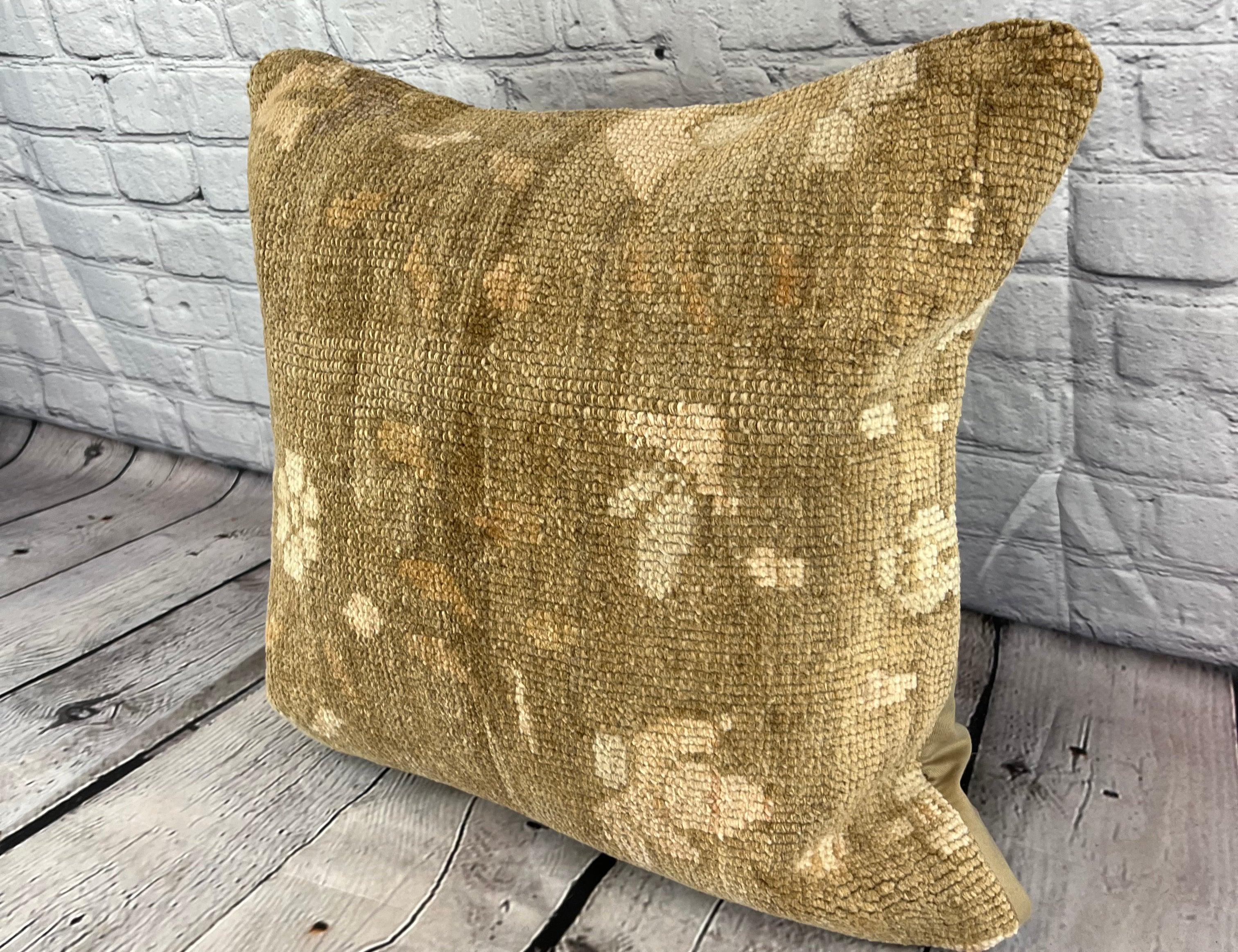20 x 20 Cuscino Tappeto Serenità Eterea Cuscino Turco Copricuscino #7622 Migliora l'arredamento della tua casa con il nostro Cuscino Tappeto Turco. Questo squisito copricuscino, meticolosamente tessuto a mano, dona un tocco di eleganza e di eredità