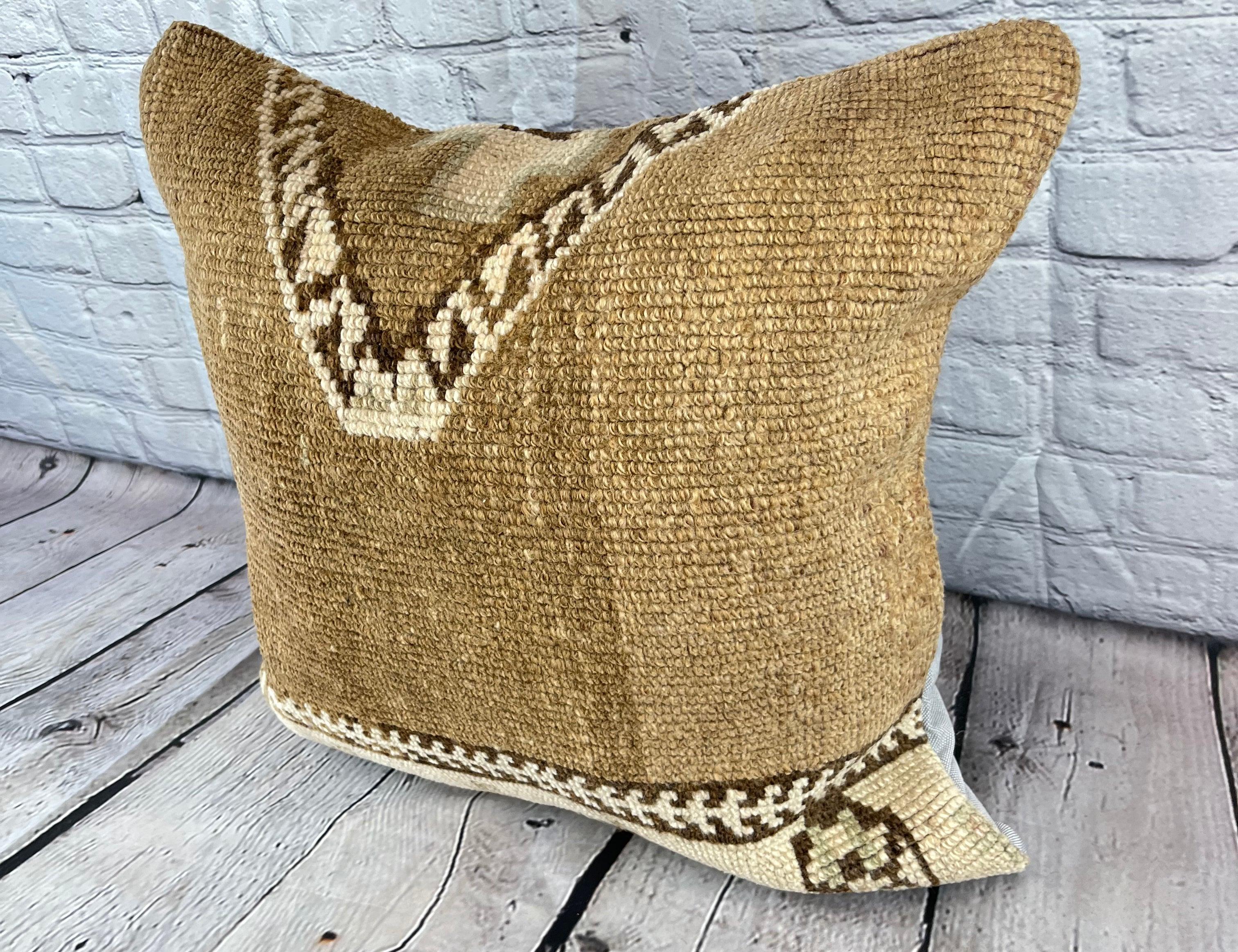 20 x 20 Rug Pillow Golden Horizon Turkish Pillow Cushion Cover #6706 Verschönern Sie Ihr Zuhause mit unserem Rug Pillow Turkish Rug Cushion. Dieser exquisite, sorgfältig handgewebte Kissenbezug bringt einen Hauch von Eleganz und kulturellem Erbe in