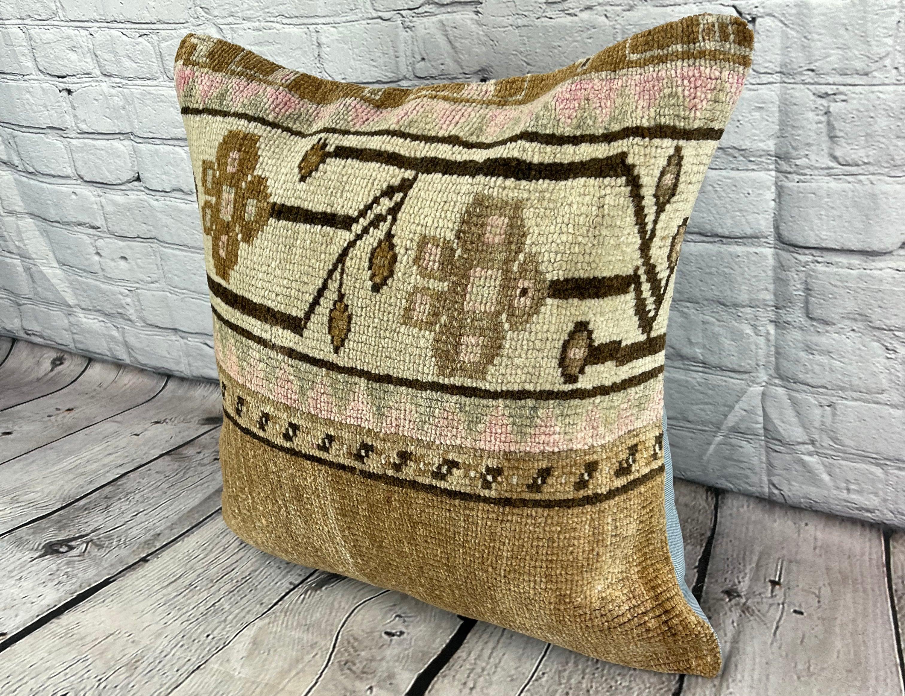20 x 20 Rug Pillow Horizon Whispers Turkish Pillow Cushion Cover #7390 Verbessern Sie Ihr Zuhause mit unserem Rug Pillow Turkish Rug Cushion. Dieser exquisite, sorgfältig handgewebte Kissenbezug bringt einen Hauch von Eleganz und kulturellem Erbe in