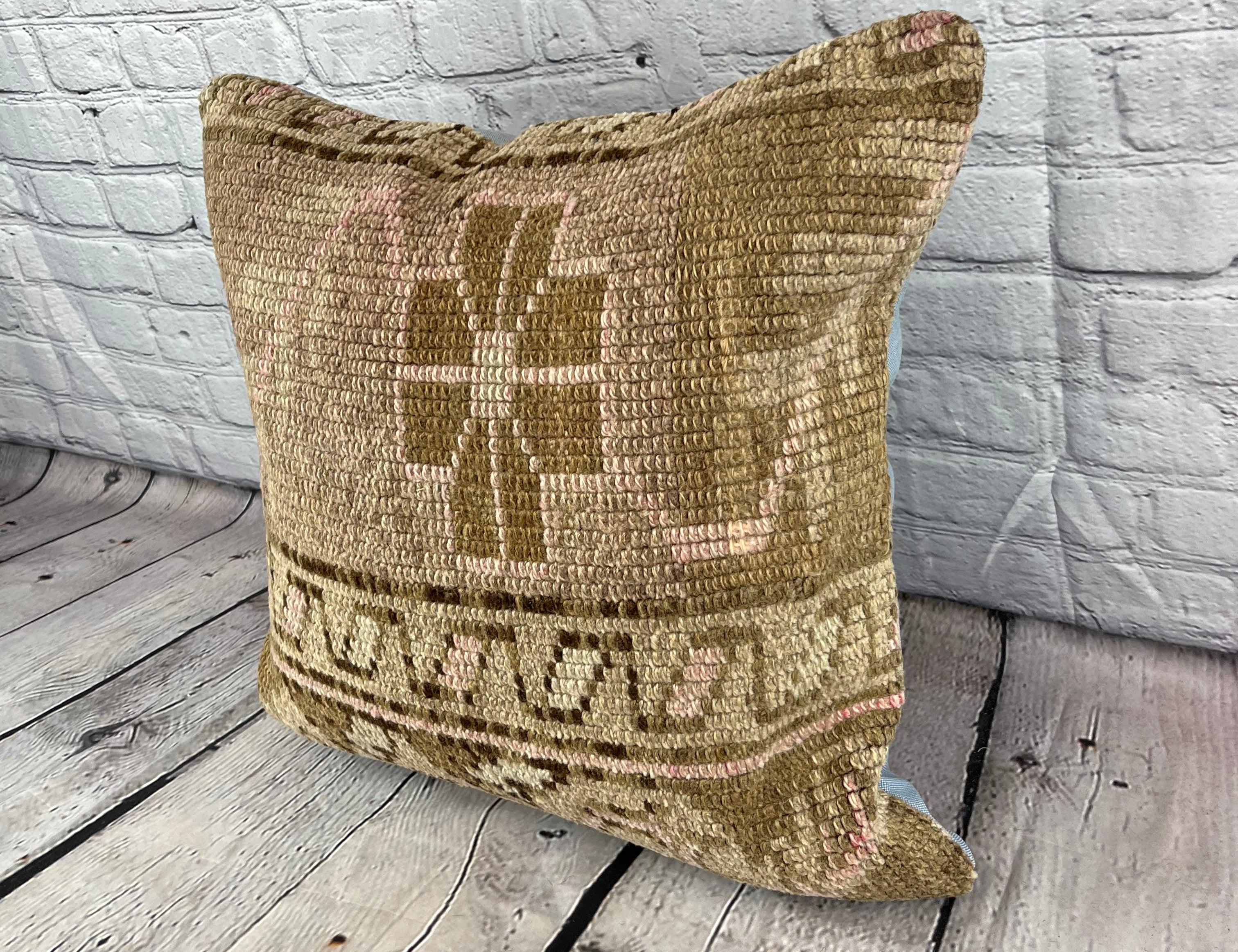20 x 20 Cuscino Rug Horizon Zenith Turkish Pillow Cushion Cover #7359 Migliora l'arredamento della tua casa con il nostro cuscino Rug Pillow Turkish Rug Cushion. Questo squisito copricuscino, meticolosamente tessuto a mano, dona un tocco di eleganza