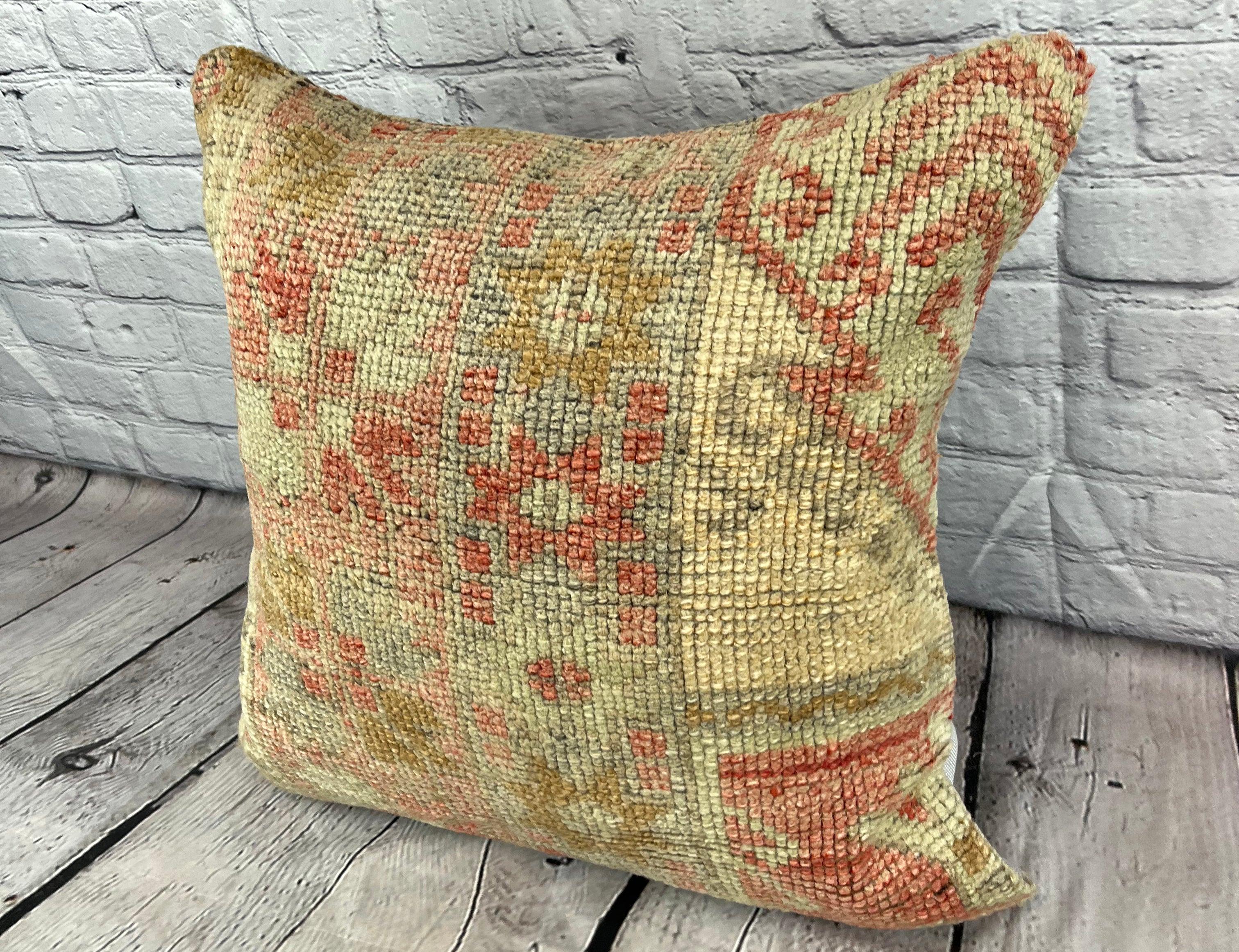 20 x 20 Cuscino Rug Embrace Lagoon Turkish Pillow Cushion Cover #6686 Migliora l'arredamento della tua casa con il nostro cuscino Rug Pillow Turkish Rug Cushion. Questo squisito copricuscino, meticolosamente tessuto a mano, dona un tocco di eleganza