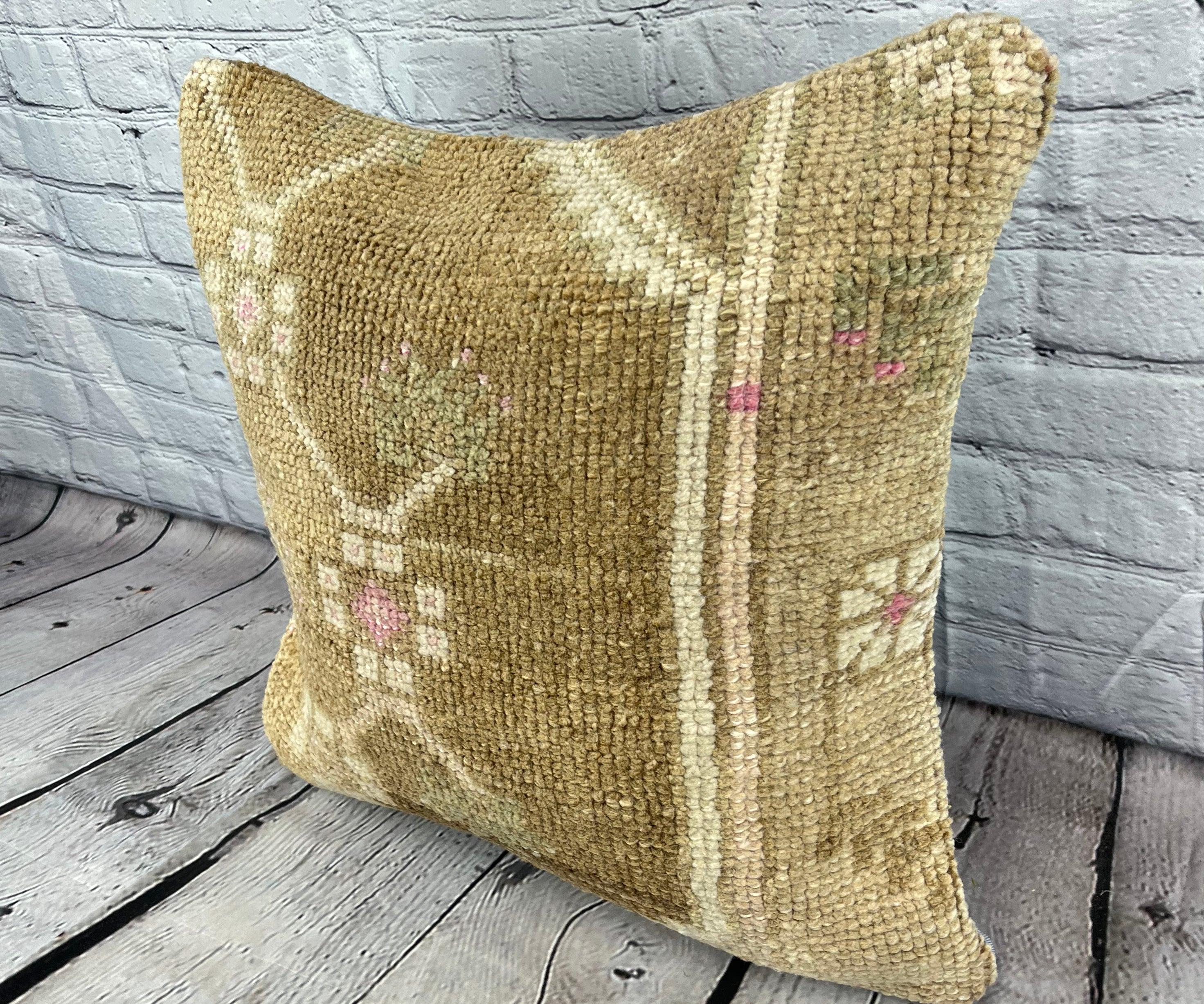 20 x 20 Cuscino Rug Mirage Mystical Turkish Pillow Cushion Cover #7401 Migliora l'arredamento della tua casa con il nostro cuscino Rug Pillow Turkish. Questo squisito copricuscino, meticolosamente tessuto a mano, dona un tocco di eleganza e di