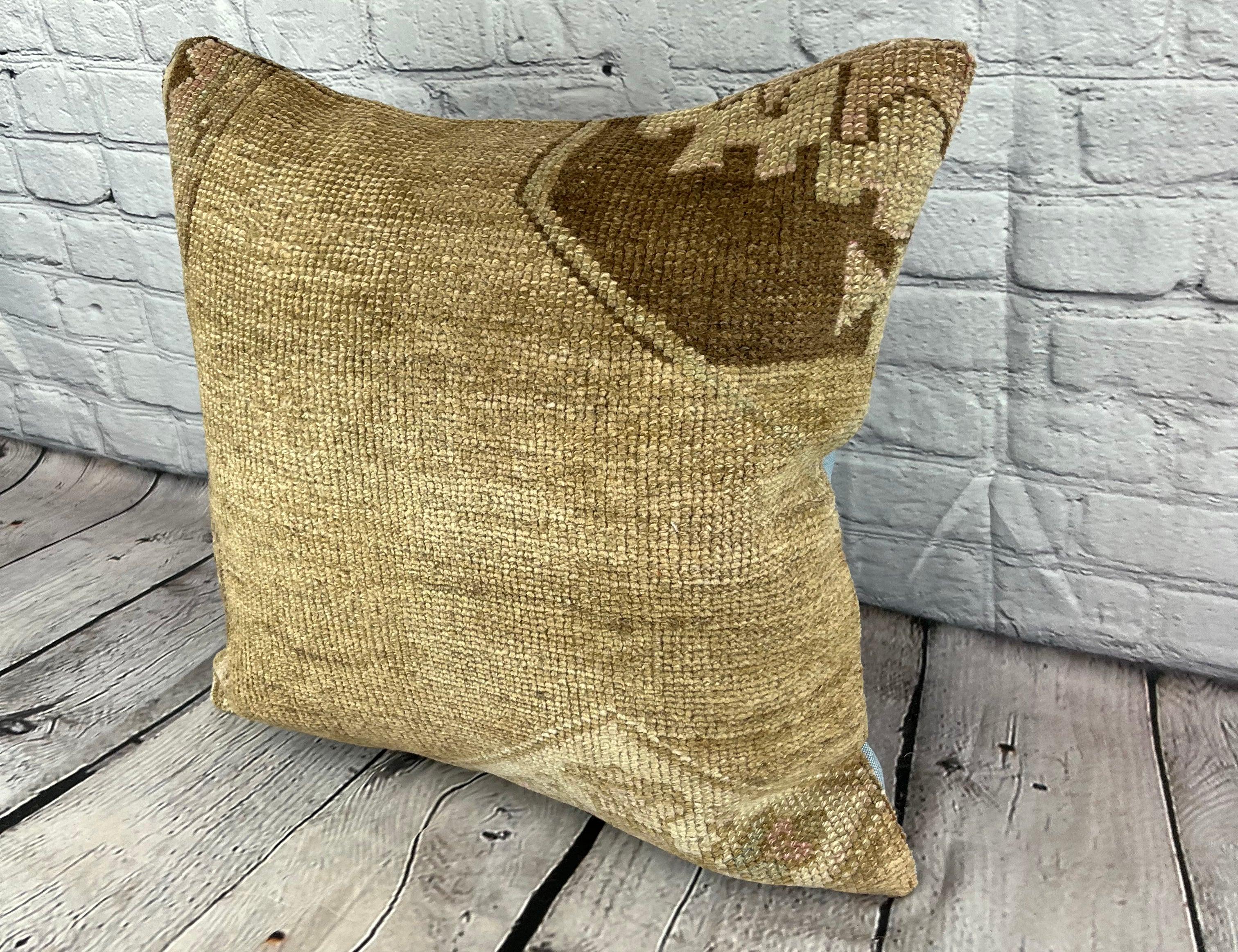 20 x 20 Cuscino Rug Oasis Breeze Turkish Pillow Cushion Cover #7387 Migliora l'arredamento della tua casa con il nostro Cuscino Rug Turkish Cushion. Questo squisito copricuscino, meticolosamente tessuto a mano, dona un tocco di eleganza e di eredità
