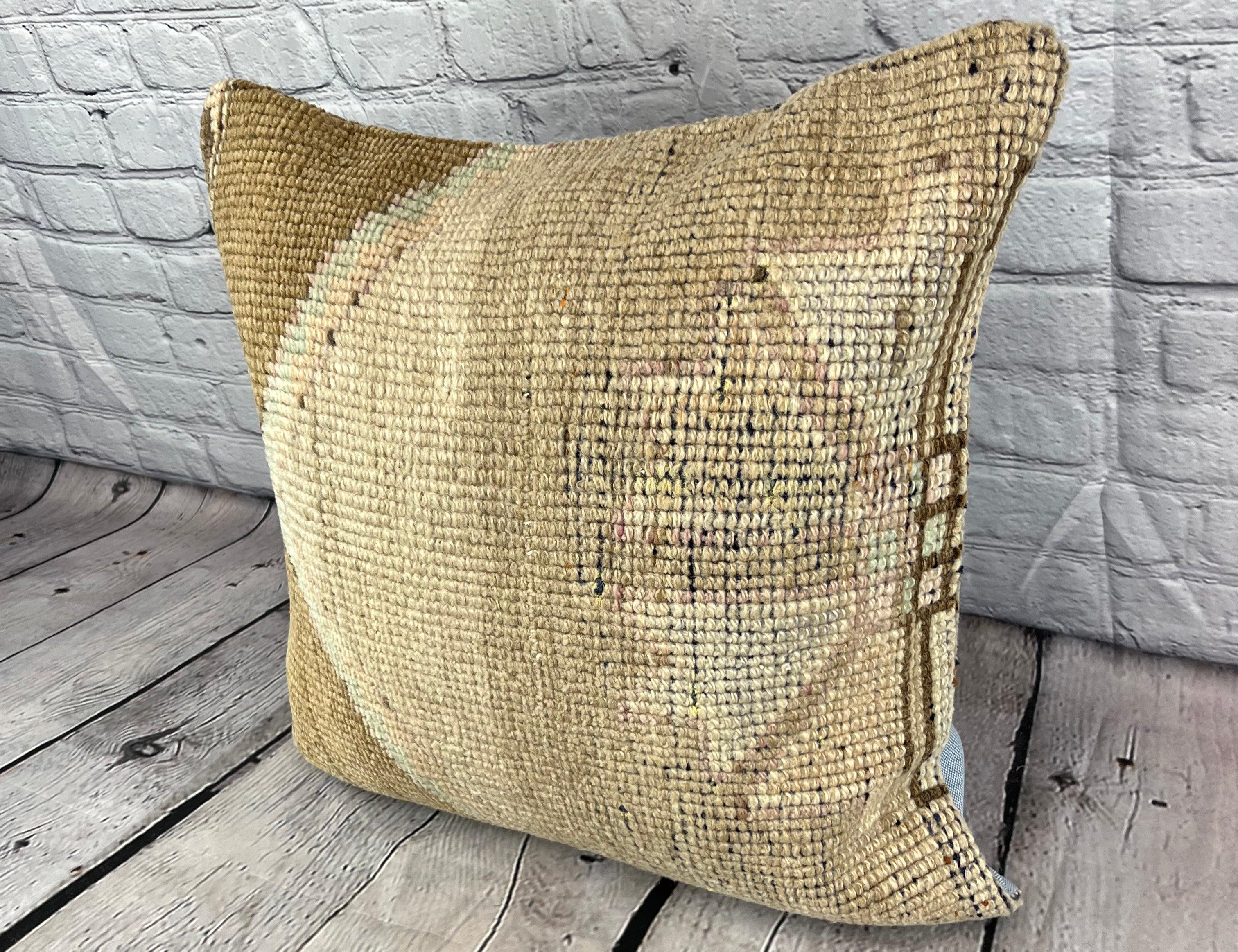 20 x 20 Rug Pillow Road Mystical Turkish Pillow Cushion Cover #6712 Verschönern Sie Ihr Zuhause mit unserem Rug Pillow Turkish Rug Cushion. Dieser exquisite, sorgfältig handgewebte Kissenbezug bringt einen Hauch von Eleganz und kulturellem Erbe in